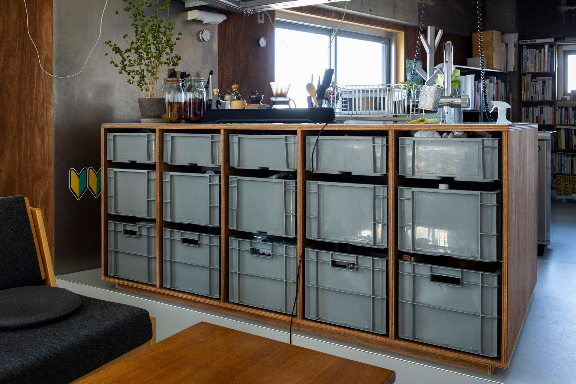 リビング側には生活備品などを収める。積層の見える断面を残したり、下が床から5cmほど浮き上がった“面落ち”にするなど、デザインが細やか。