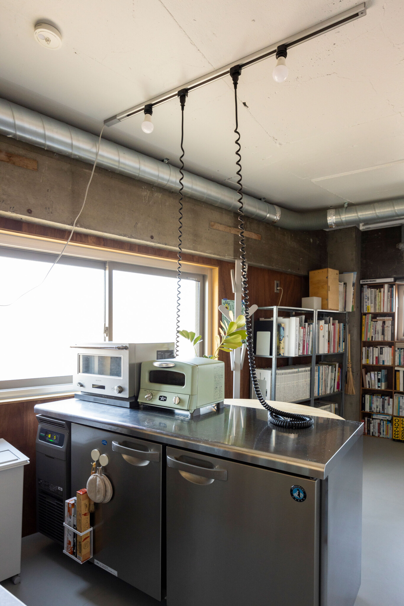 ダクトレールからコンセントプラグを下げて、ミキサーなどに使用。