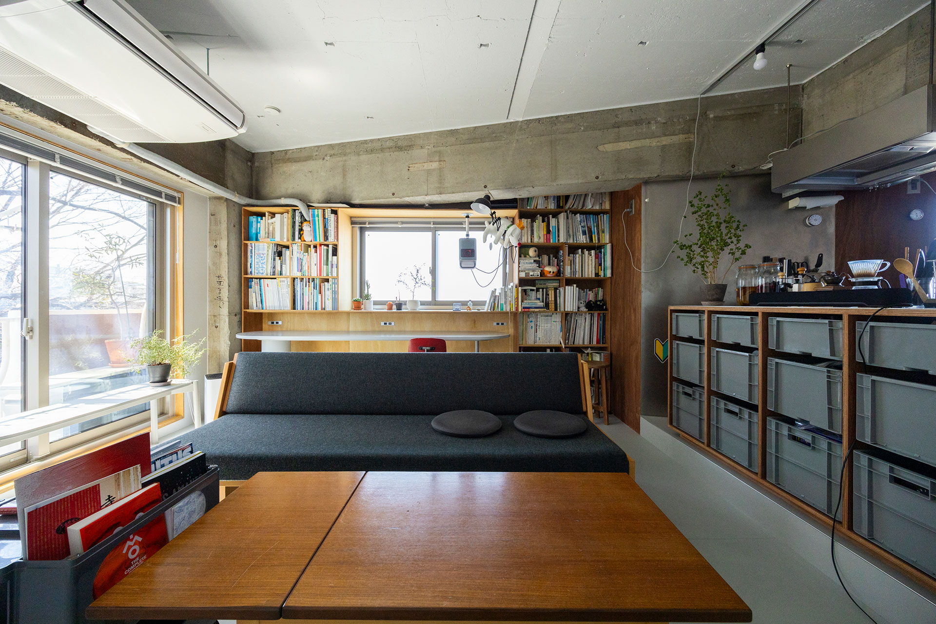 ハンス・J・ウェグナーのヴィンテージのデイベッド&ローテーブル。デイベッドは背もたれ下をプチ収納として活用。ローテーブルは天板が伸縮可能。