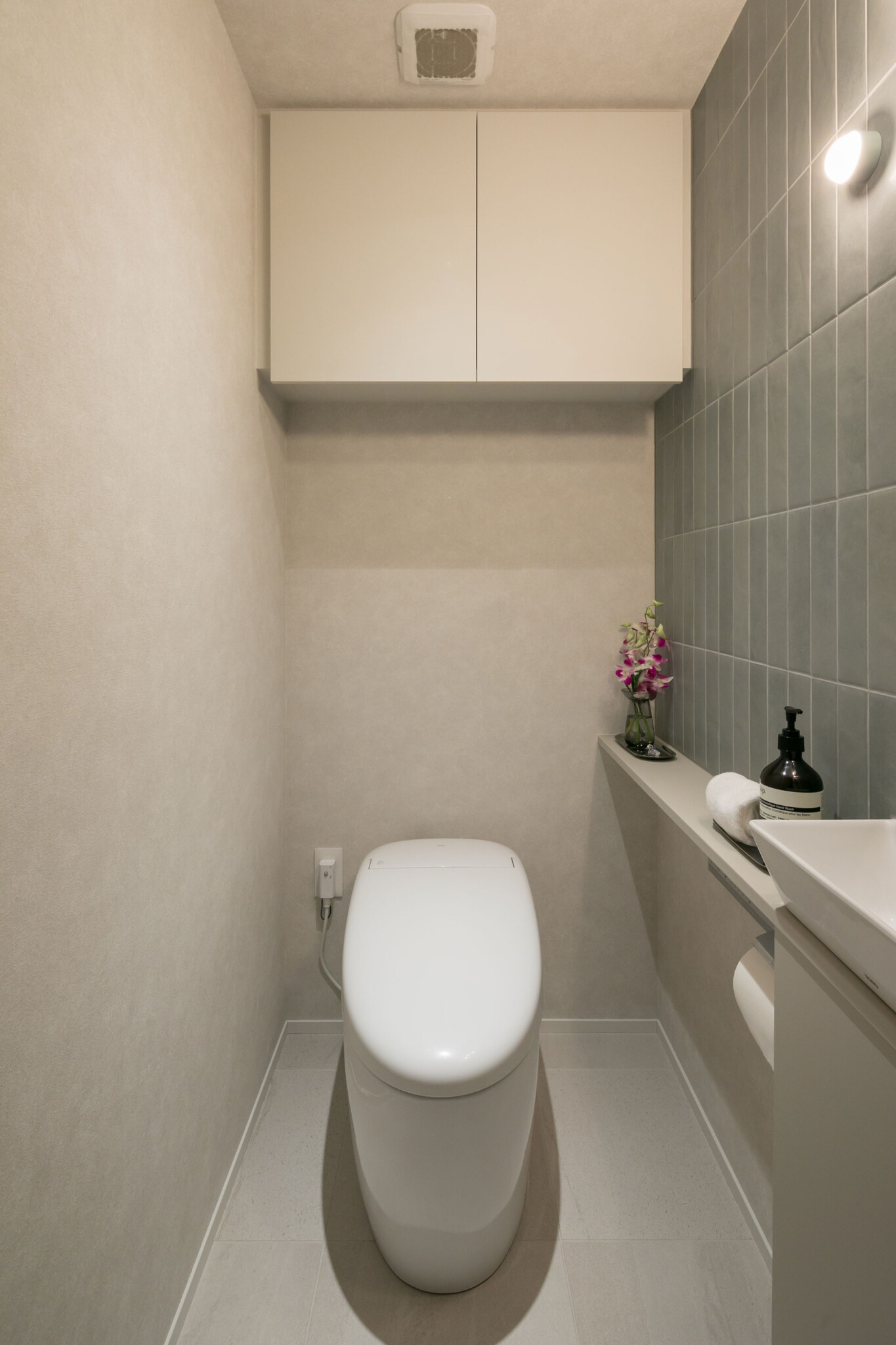 トイレの壁面のタイルにはグリーンを採用し、空間にさりげない彩りを添えている。