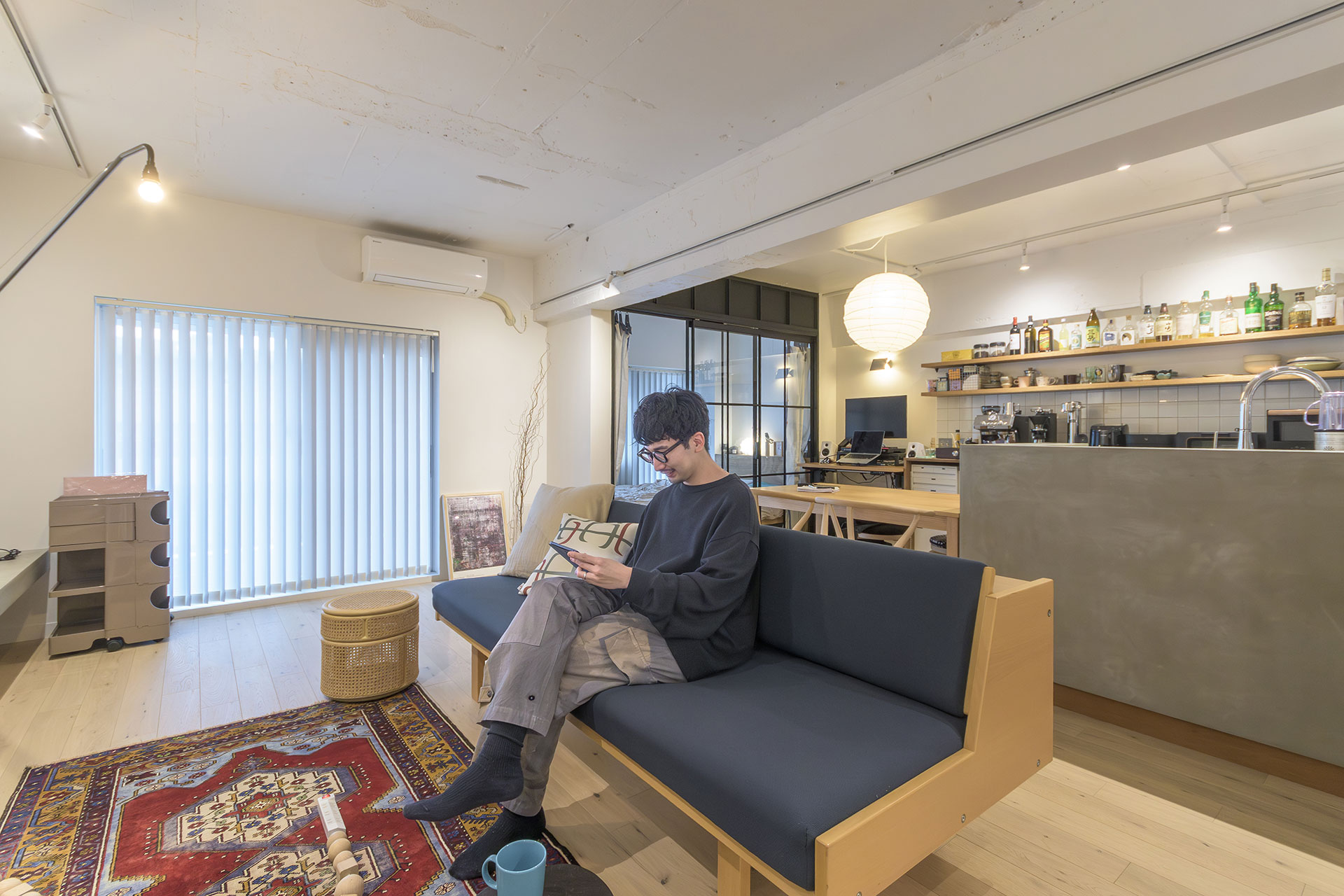 ソファはハンス・J・ウェグナーの代表作「デイベッド」。