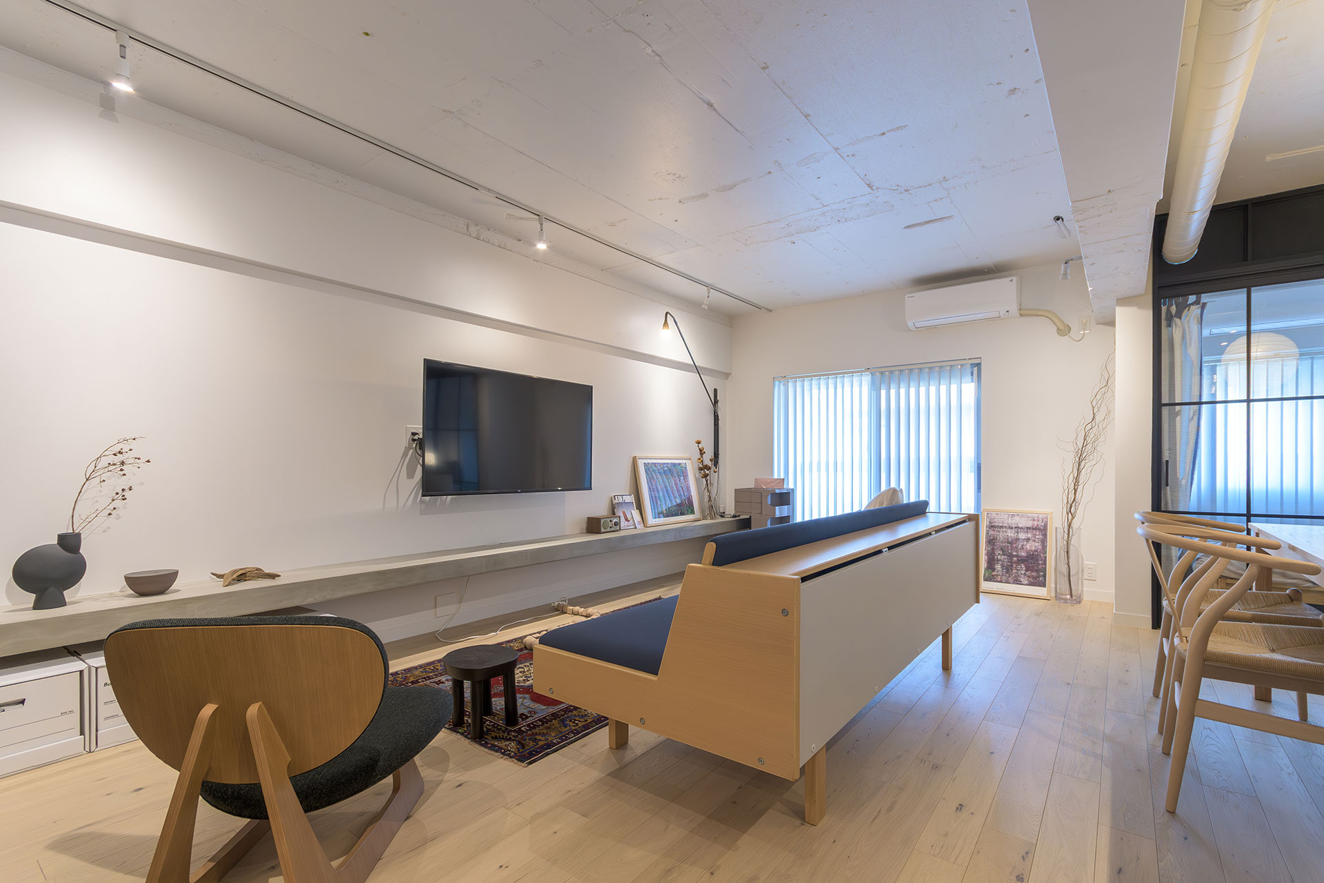 テレビ側の壁に沿って造りつけたモルタルの飾り棚は全長5.5m。