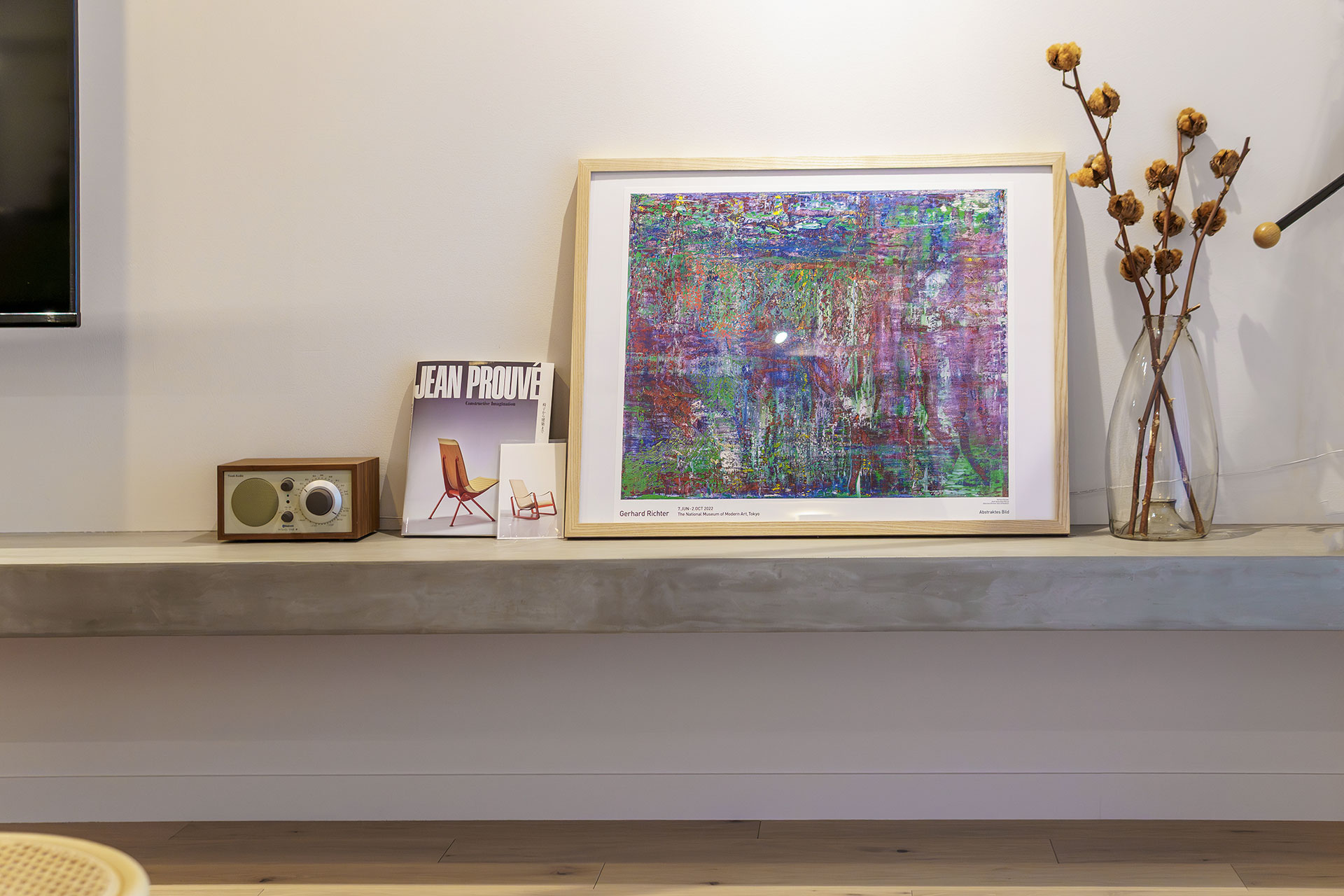 飾り棚には「ゲルハルト・リヒター」の作品や「Tivoli Audio」のスピーカーを並べて。