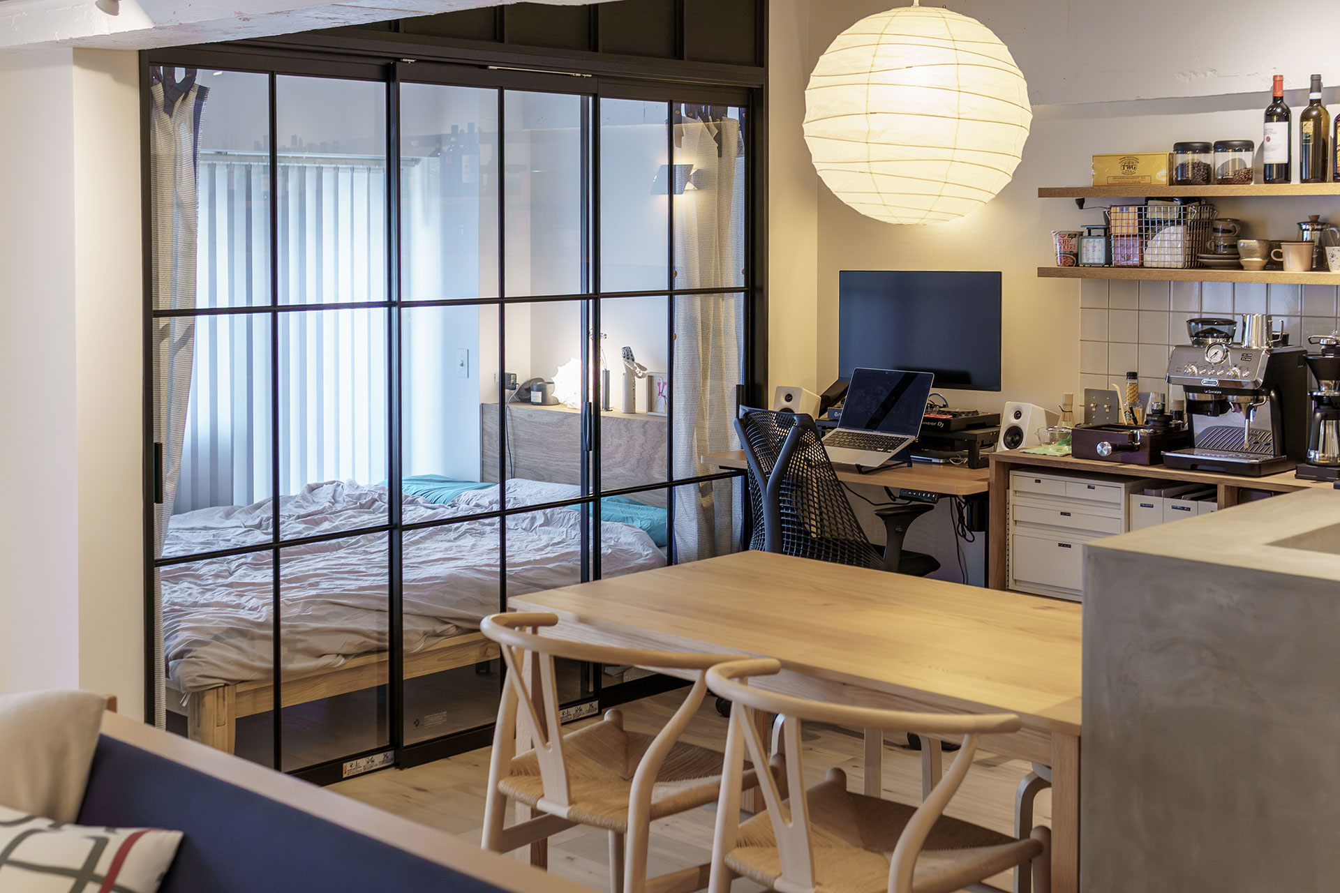 ダイニングの奥は、ガラス戸で仕切られた寝室