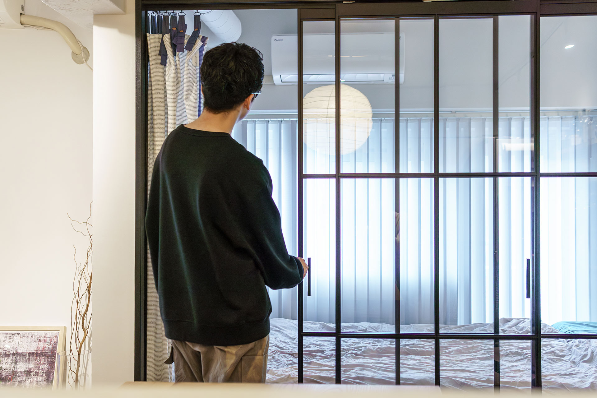 寝室の引き戸のイメージソースは、ヨーロッパの路面店。