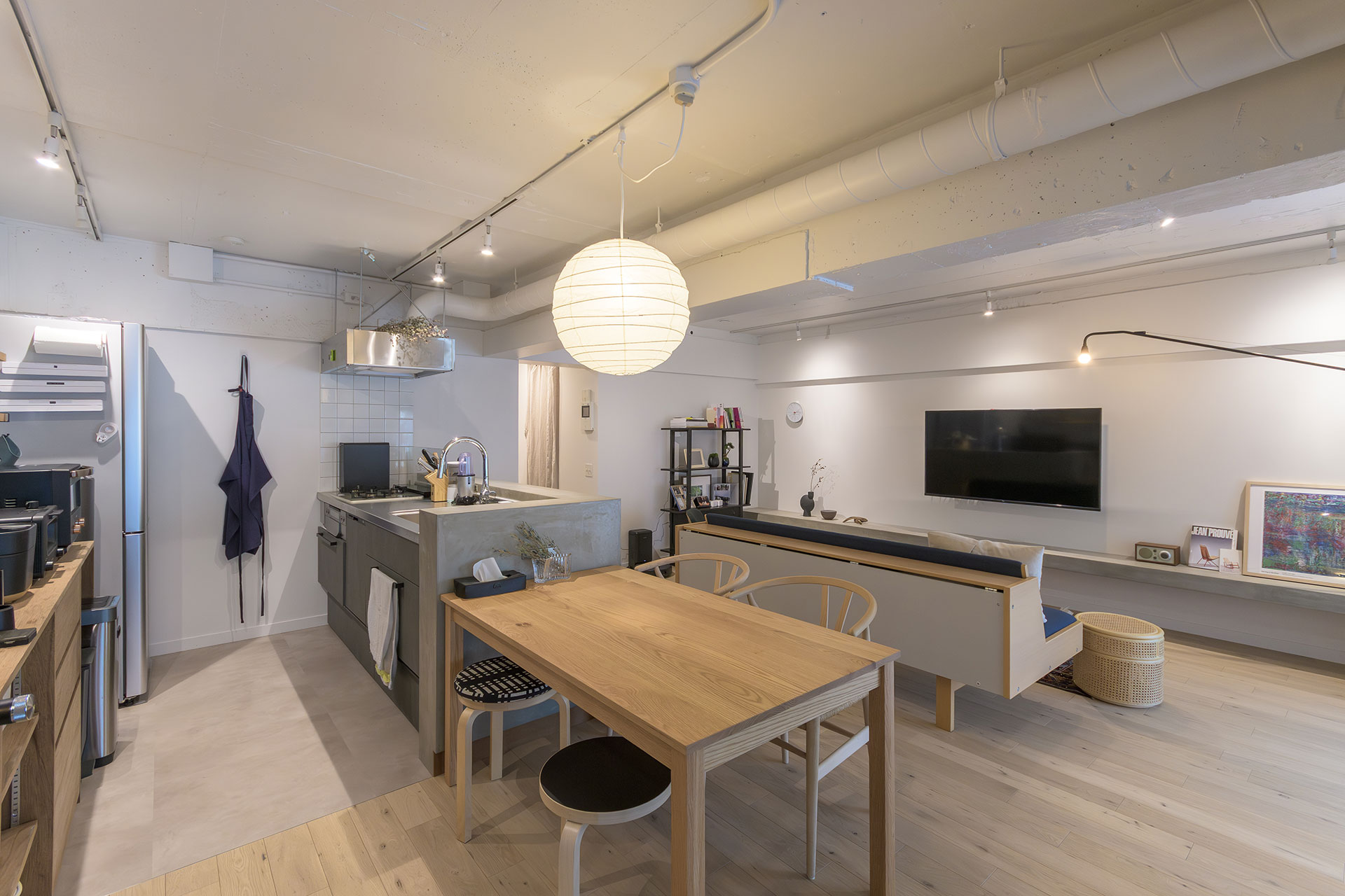 寝室側から、LDKを眺める。