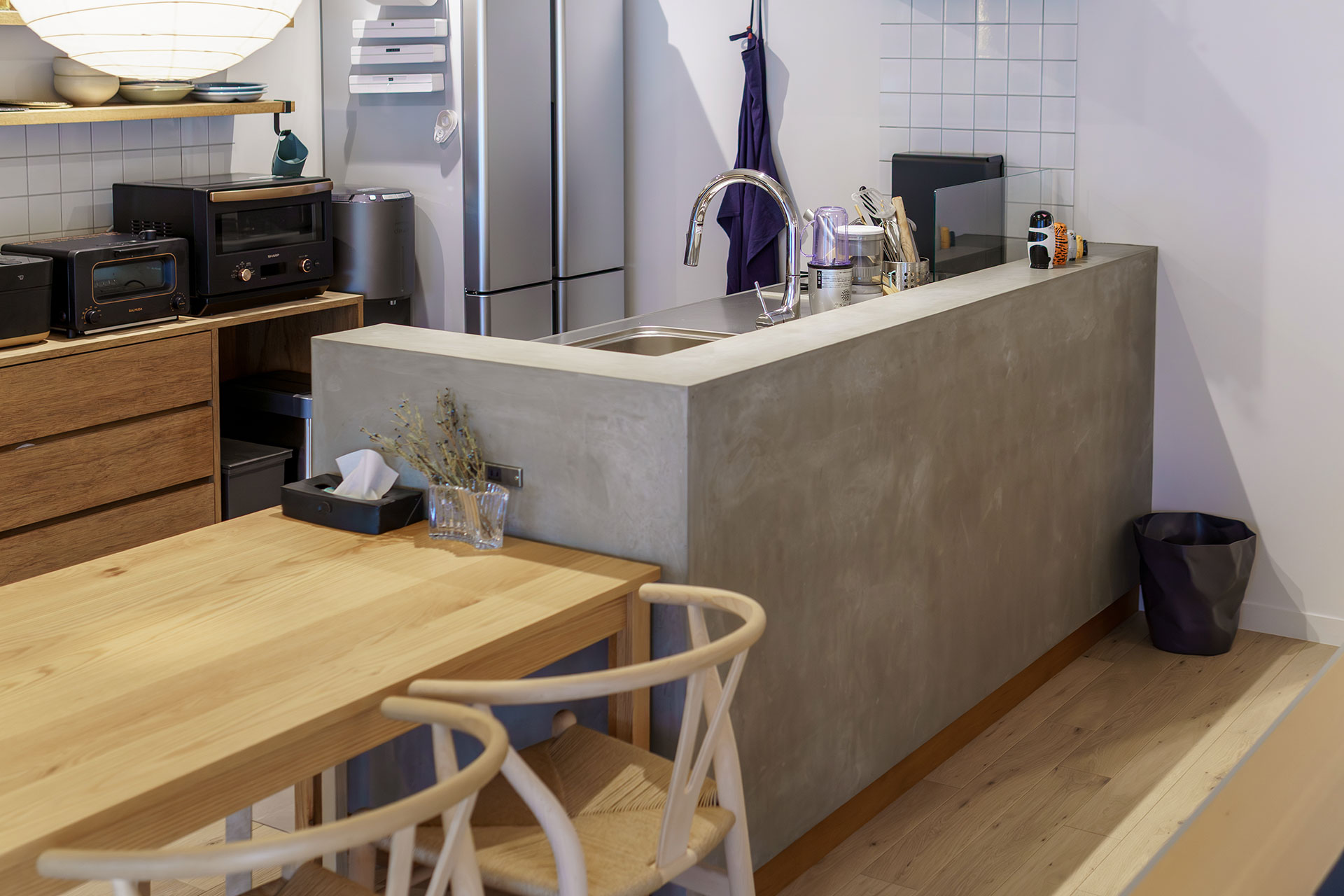 キッチンの腰壁はモルタルに樹脂を配合した下地調整材「カチオンモルタル」で仕上げた。