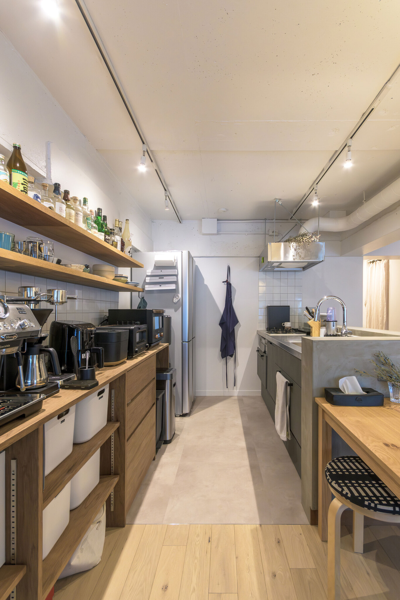 調理器具は見せる派。最新家電が所狭しと並ぶ。