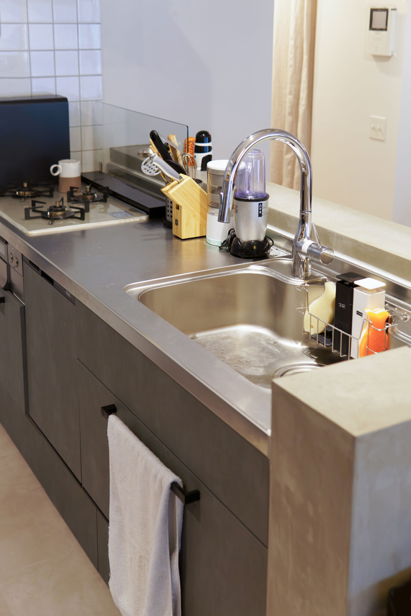 「クリナップ」のシステムキッチン「ラクエラ」を採用。