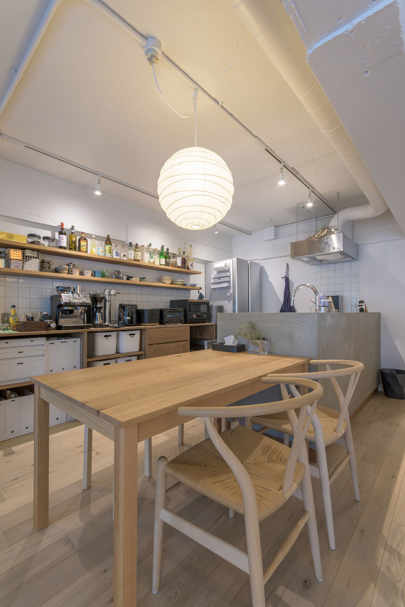 イサムノグチの和紙照明「AKARI」。ダイニングテーブルは福岡県の大川家具。