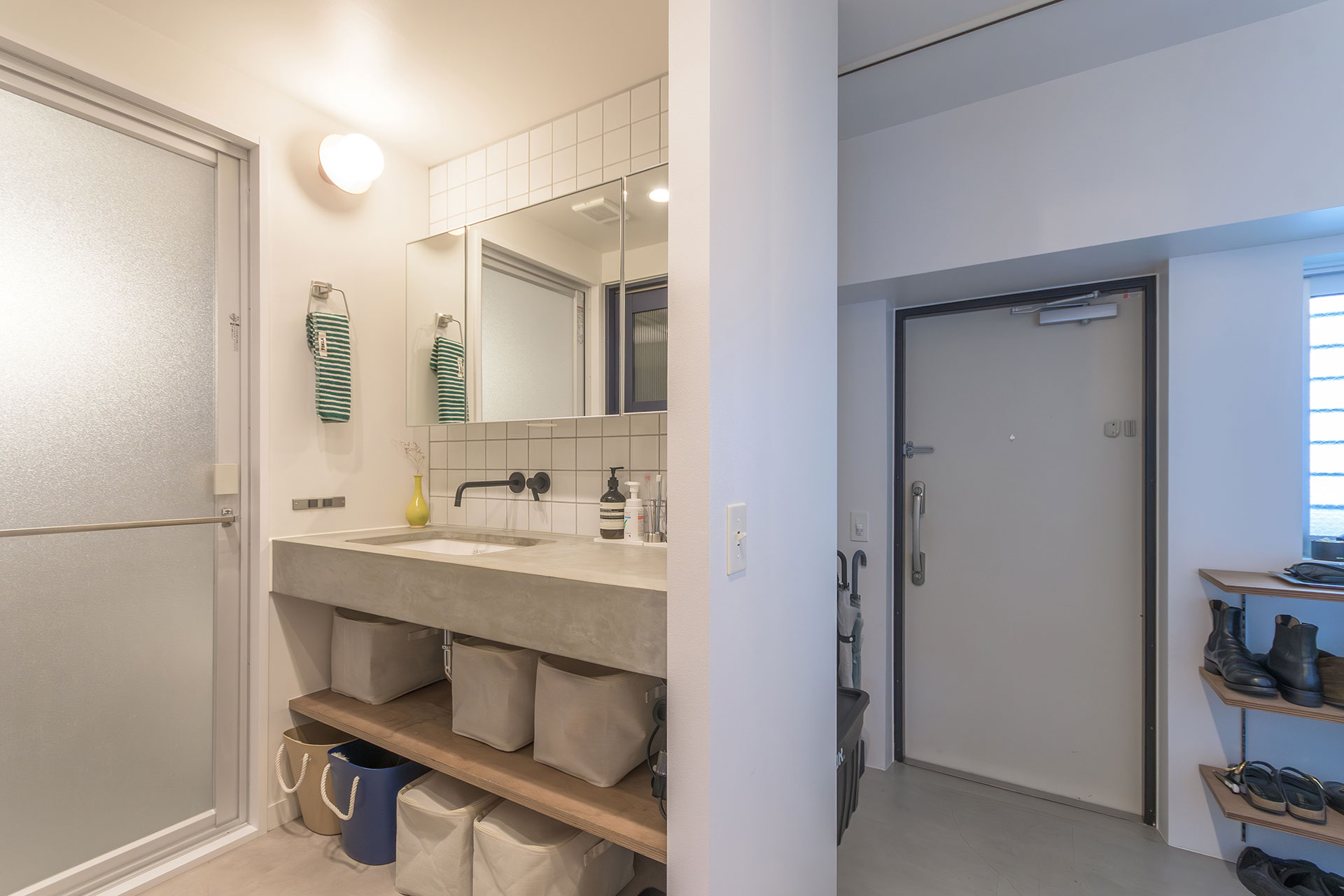 玄関横に配置した洗面。帰宅後すぐ使える動線設計に。