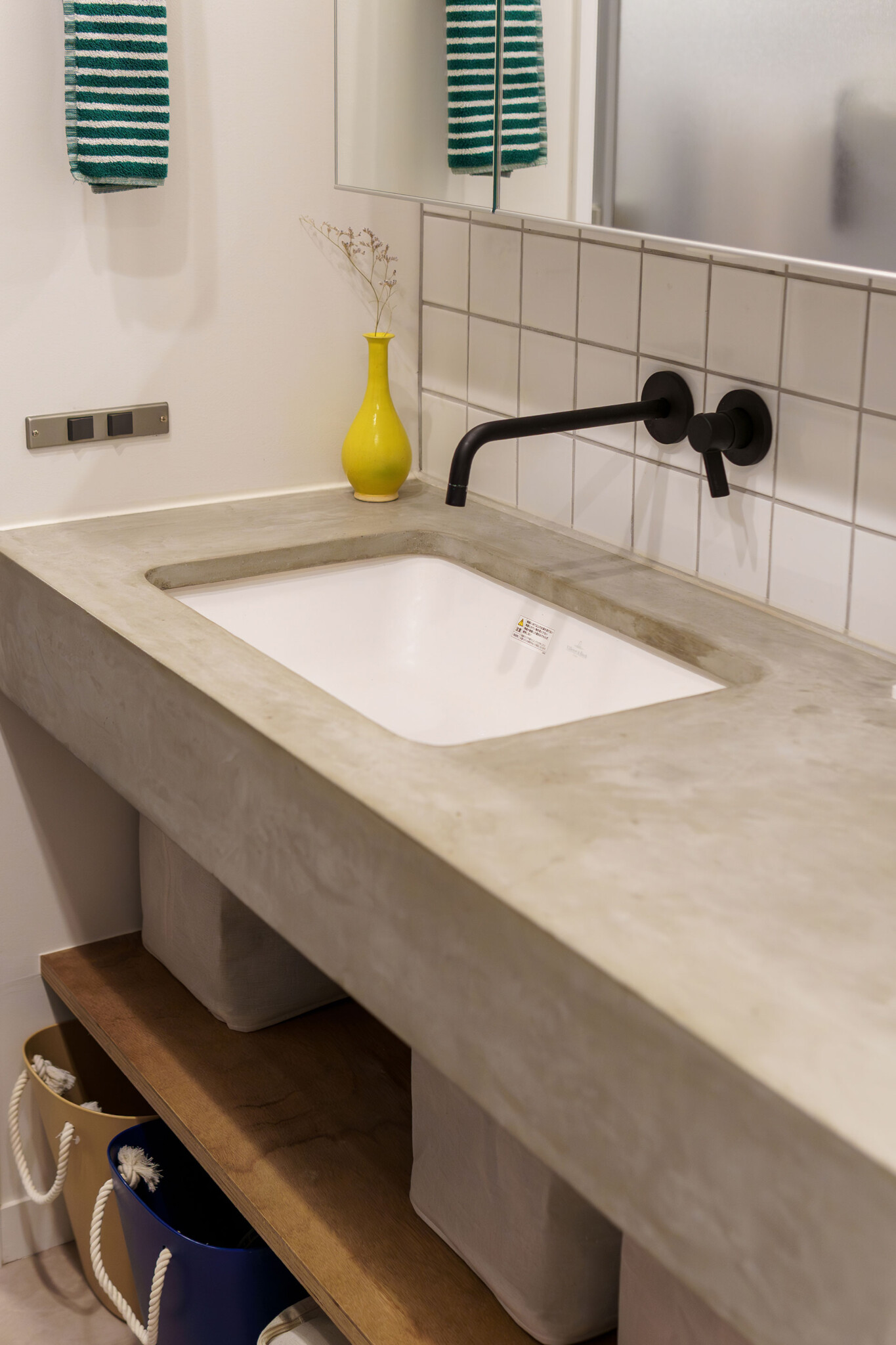 キッチンと同じ下地調整材「カチオンモルタル」で造作した洗面台。