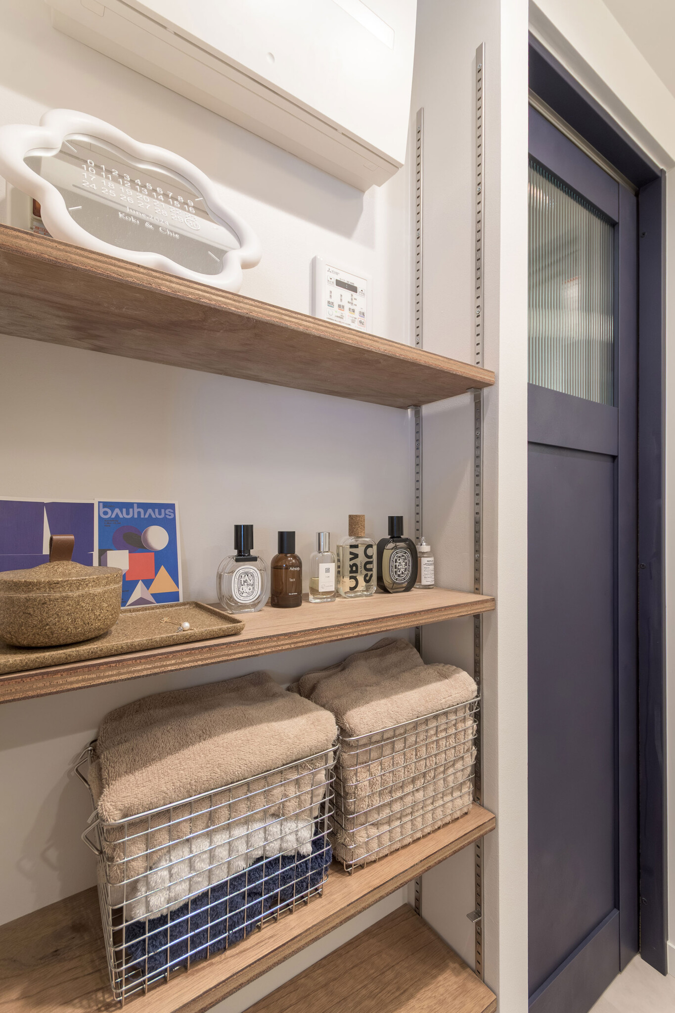 洗面スペースの反対側には、タオル類や日用品を並べる棚を設けた。