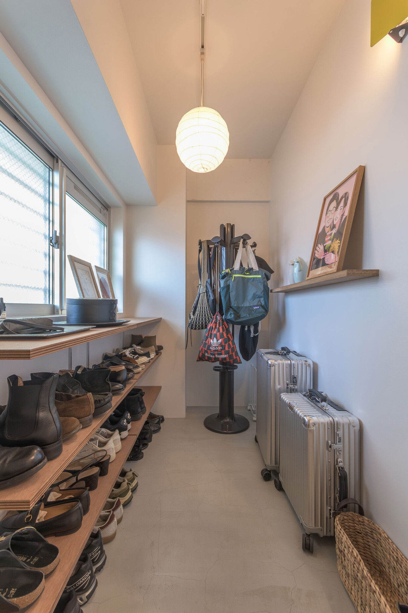 玄関横の土間収納には、スーツケースやバッグも収納。