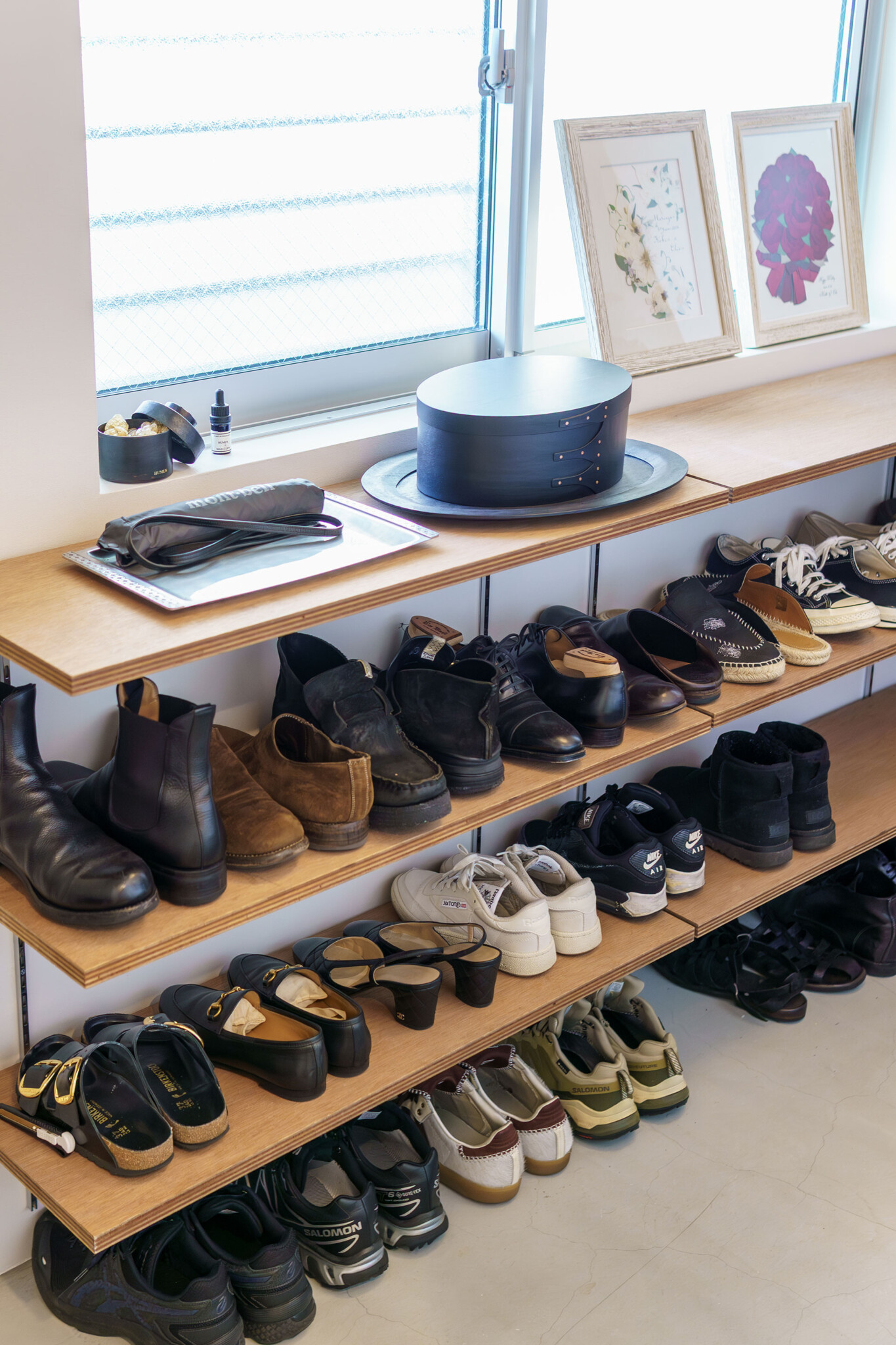 板を渡しただけのシンプルな靴棚には、日常使いの靴を並べて。