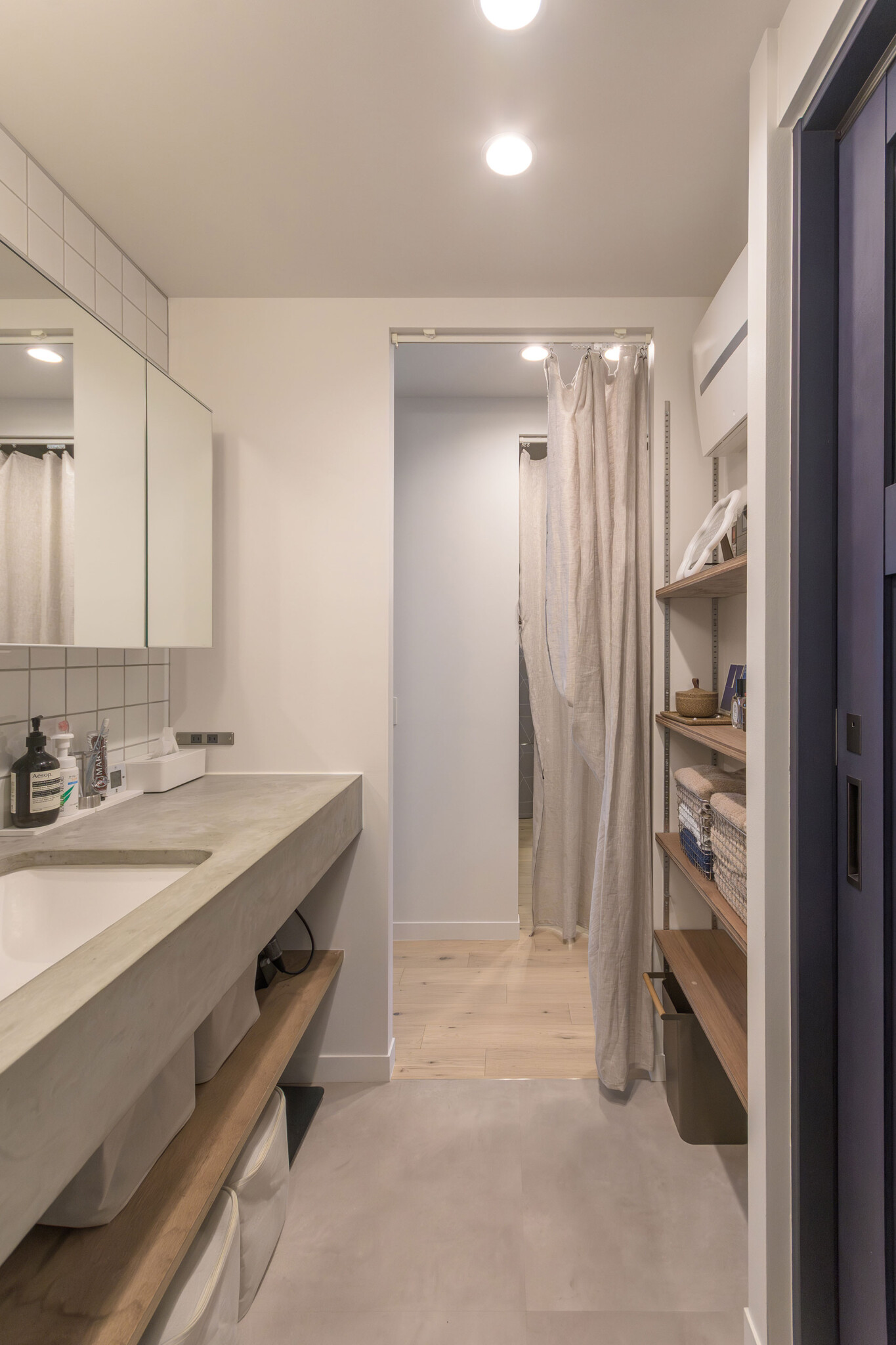 洗面台は奥様の希望で、２人並んで朝の準備ができる広さを確保。