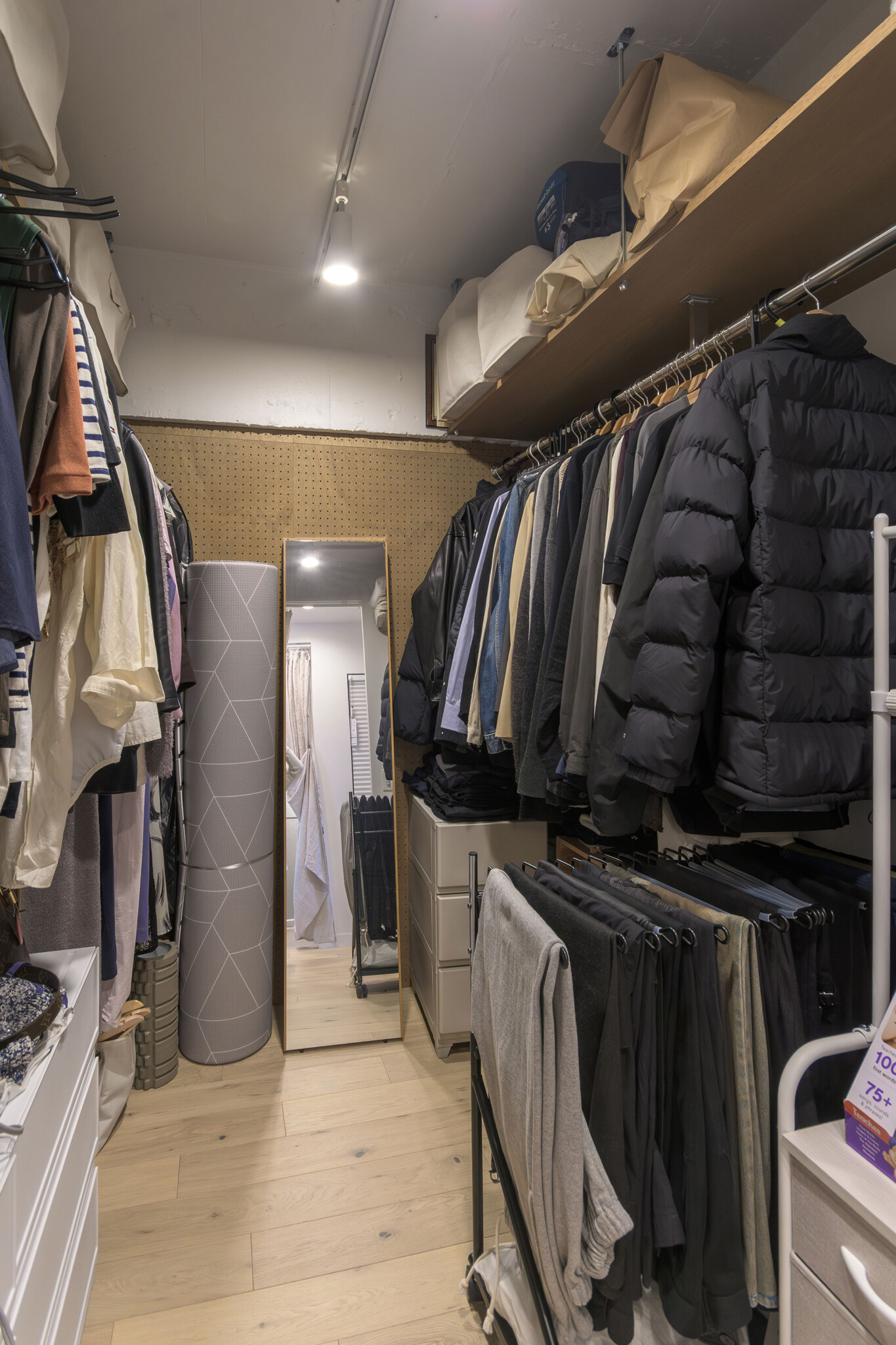 洗面台の入り口を出た正面には、ウォークインクローゼットを設けた。