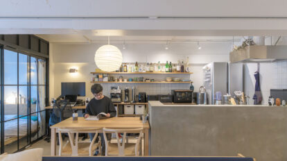 3人家族の60㎡リノベーション 家具が主役になる、グレートーンの住まい