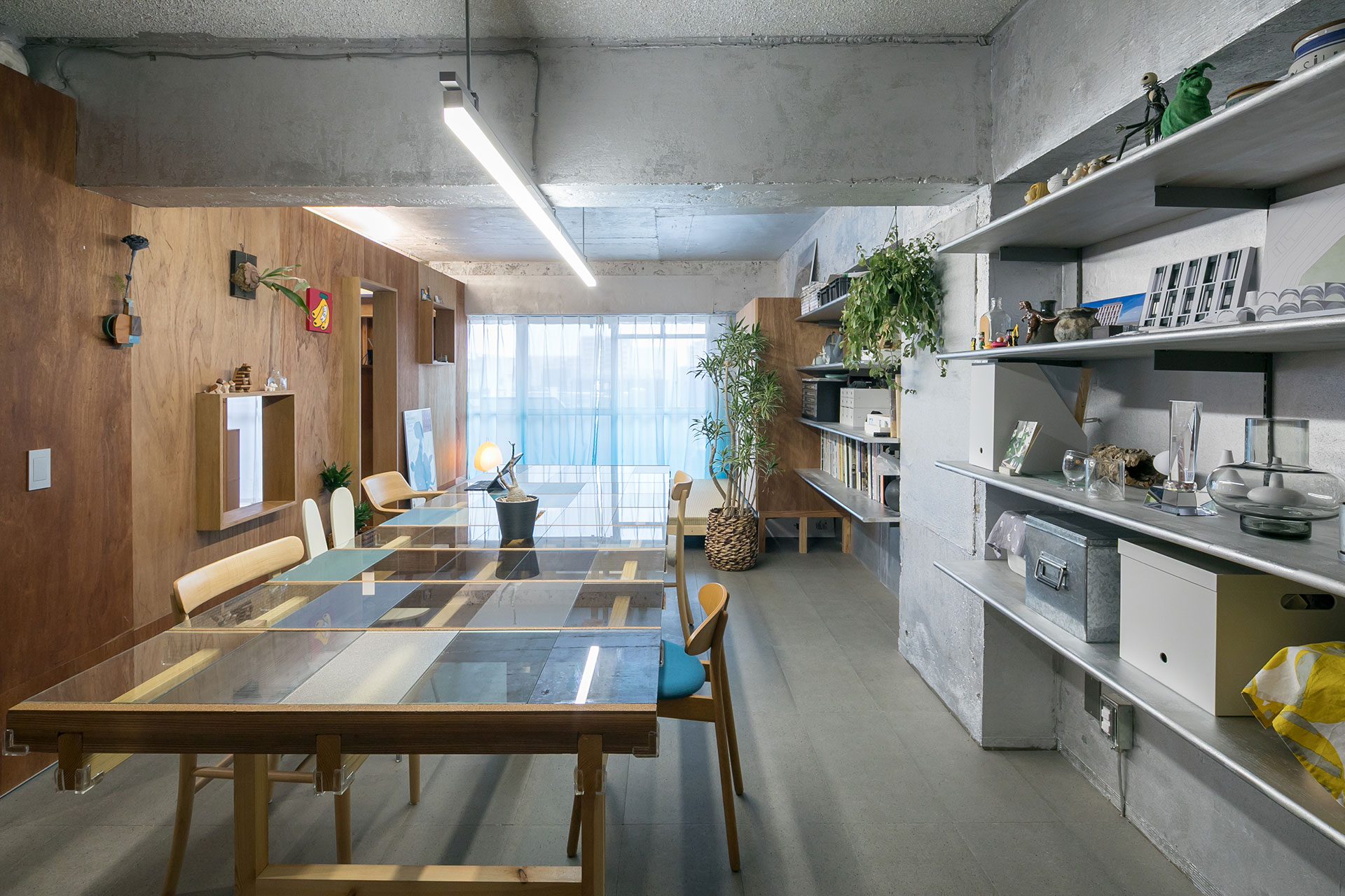 1000×2800mmの大型のテーブルはDIY。建築設計の際に使われるA4サイズのガラスサンプルを集め、天板を製作。
