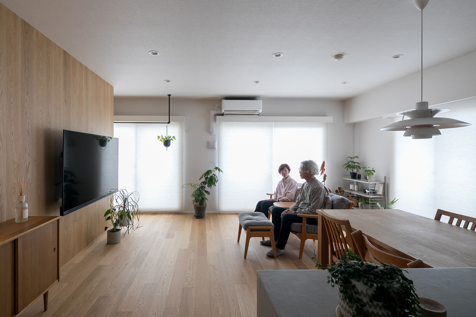 廊下の扉を開けると、目の前にLDKが広がる。オーク材を基調としたぬくもりを感じさせる空間。