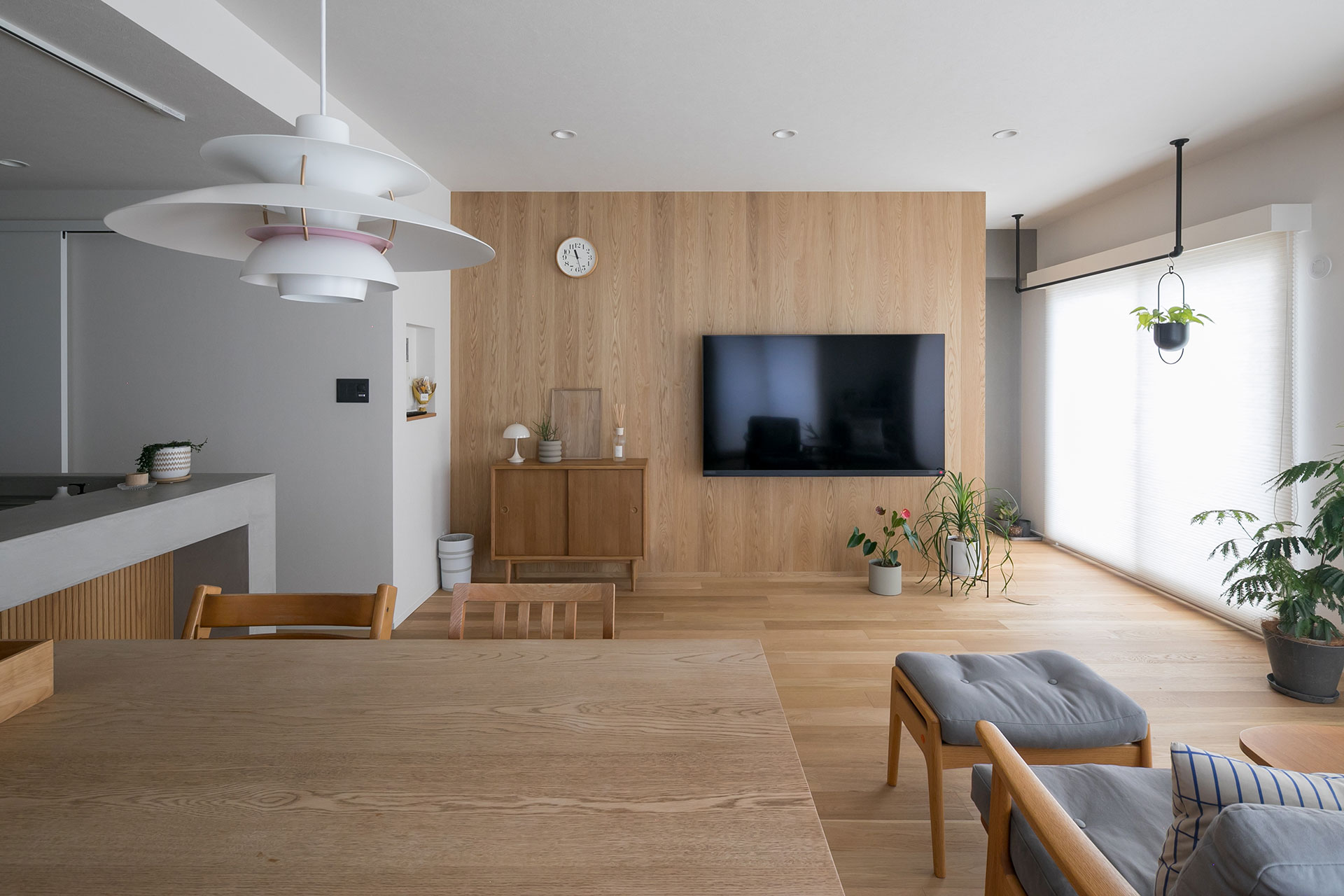 正面のテレビを掛けてある壁の奥が収納スペース。リビング・ダイニング側からは見えないため、すっきりとした印象を保てる。