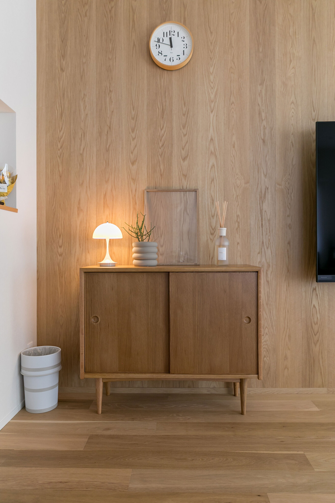 チェストとフォトフレームはACTUSで購入。ルイス・ポールセンのライト「パンテラ250」は以前から使っていたもの。奥さまが北欧インテリアが好きで、少しずつ集めていた家具が映える。