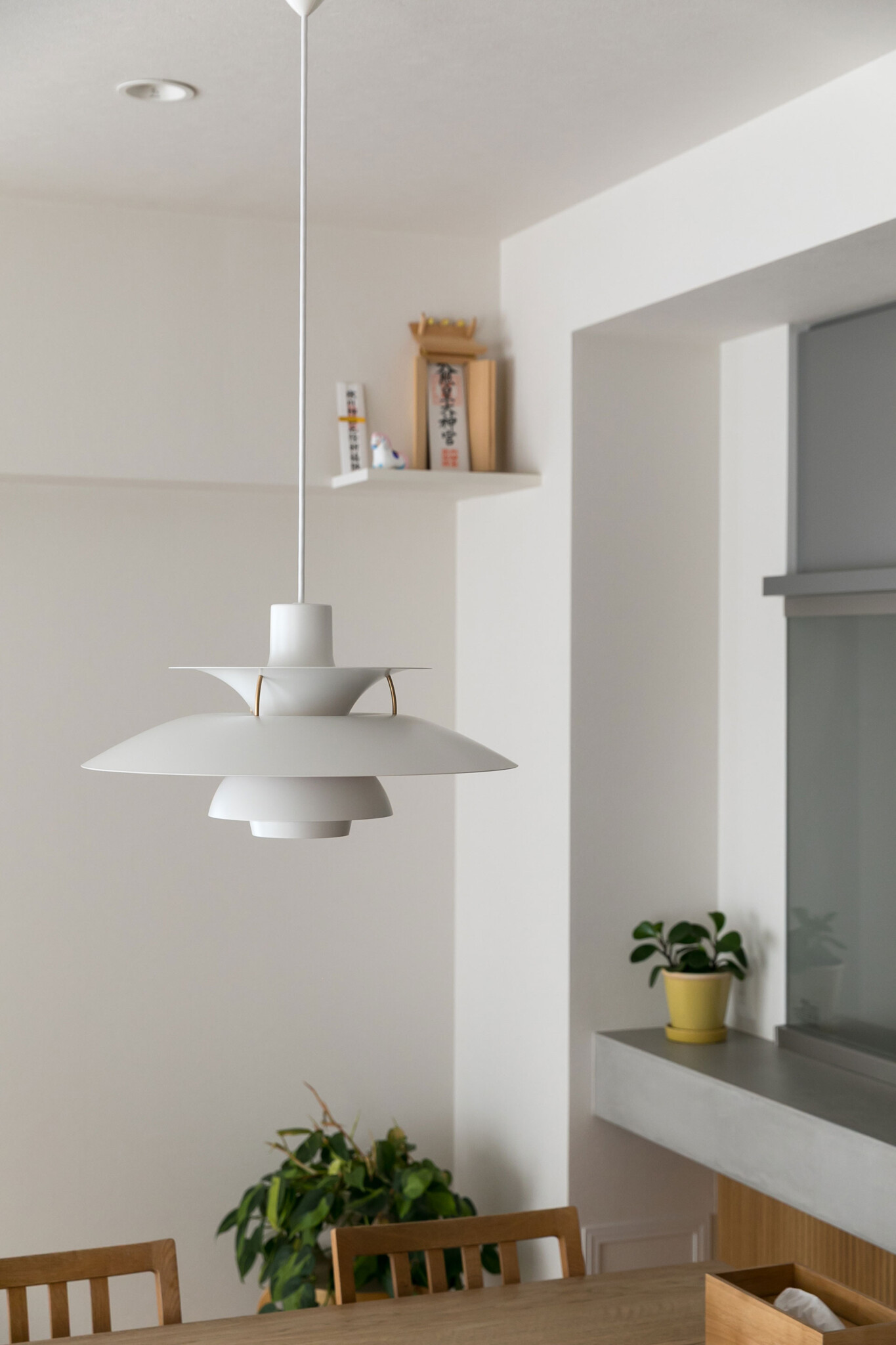 ダイニングの照明は新たに購入したもの。「ルイス・ポールセンのPh5は、ずっとほしかったんです。似合う空間になったので、やっと取り入れられました」