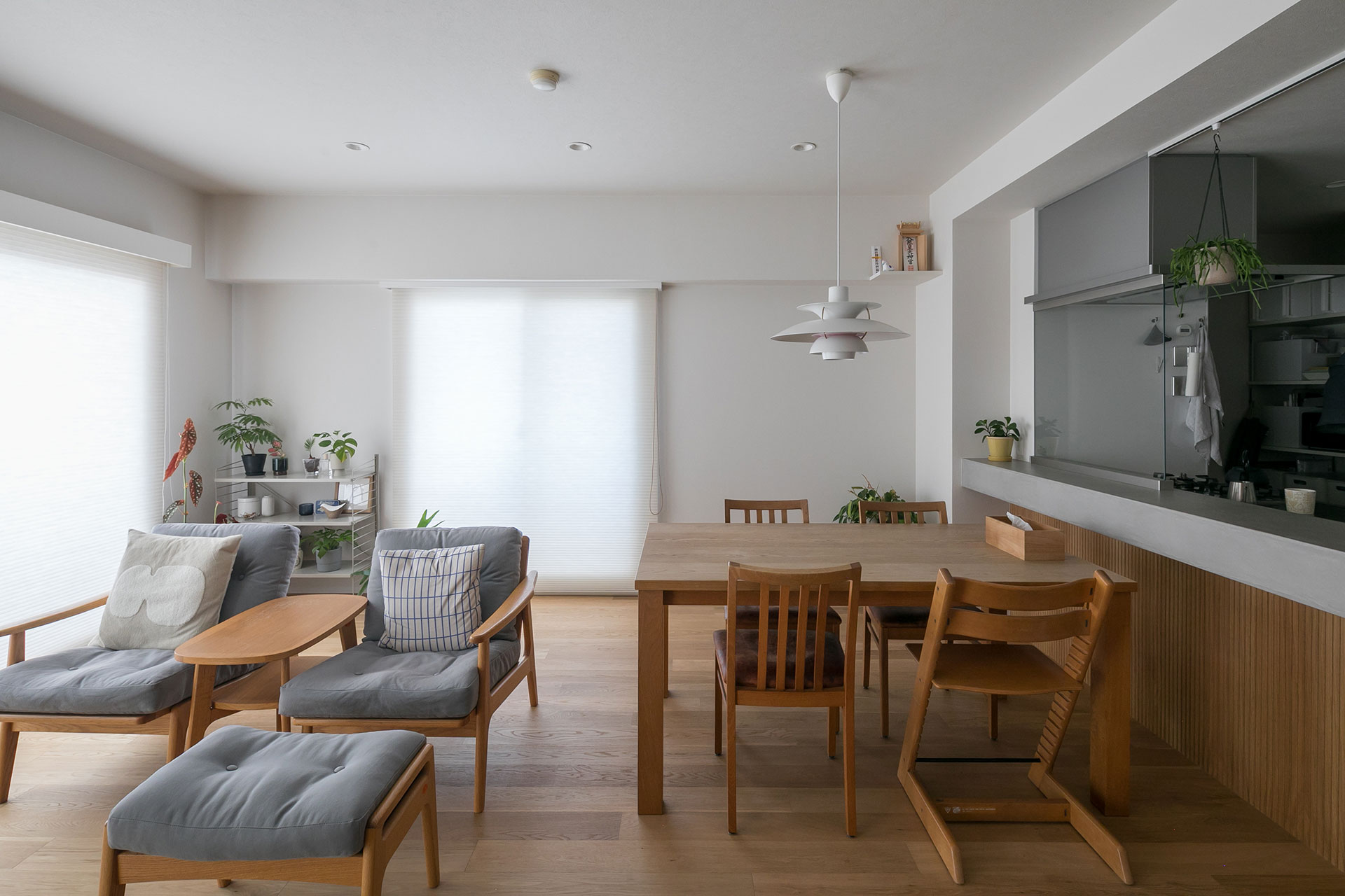 ダイニングセットやソファなど、もともと持っていた北欧テイストの家具が自然となじむよう、素材や色味が丁寧に整えられた空間。