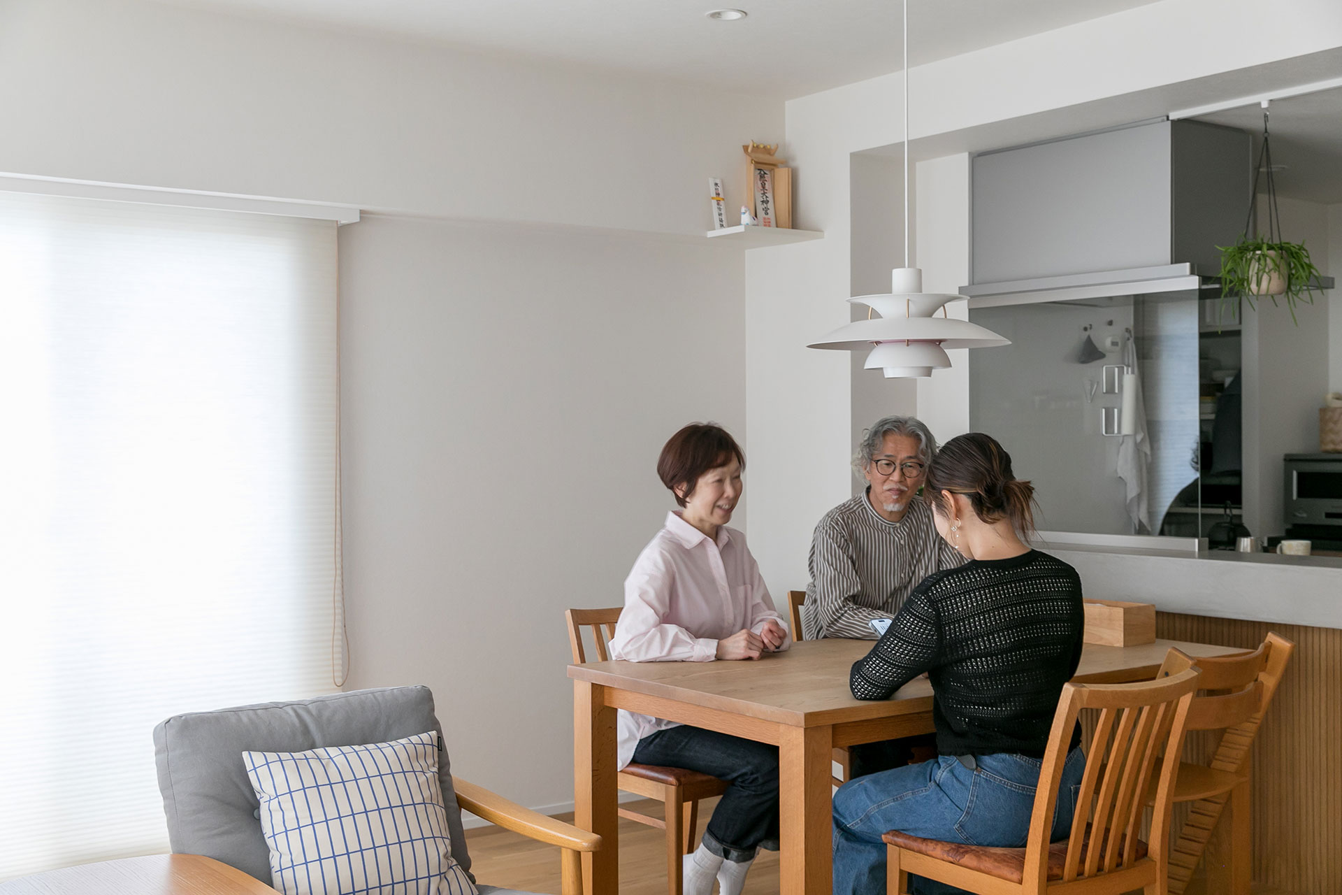 Aさん夫妻とツバメクリエイツの設計士・Kさん。打ち合わせは、自然と会話が弾む楽しい時間だったという。