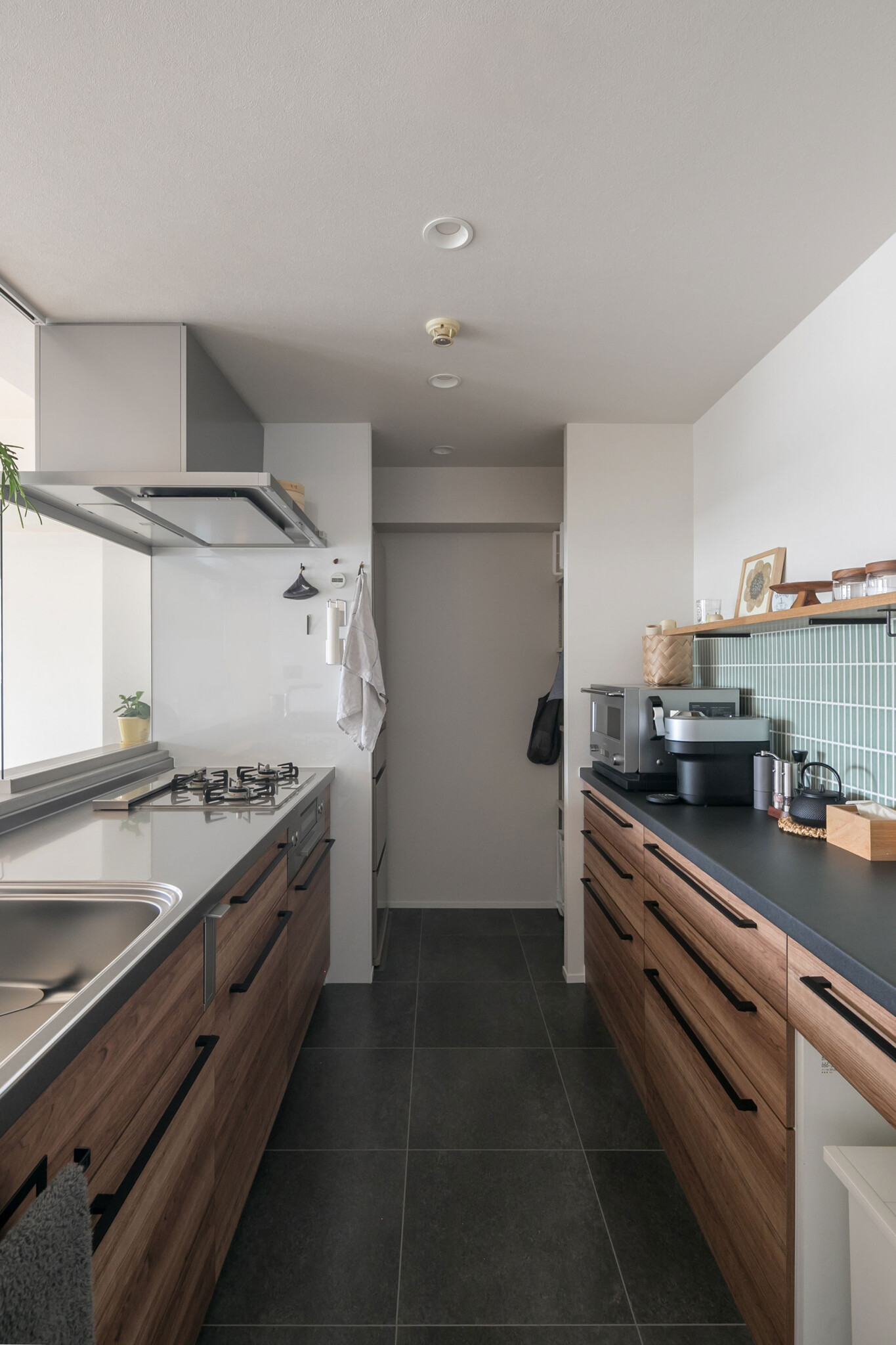 奥がパントリーになっており、冷蔵庫も納められている。「動線もよく、とても使いやすいキッチンになりました」 (奥さん) 。