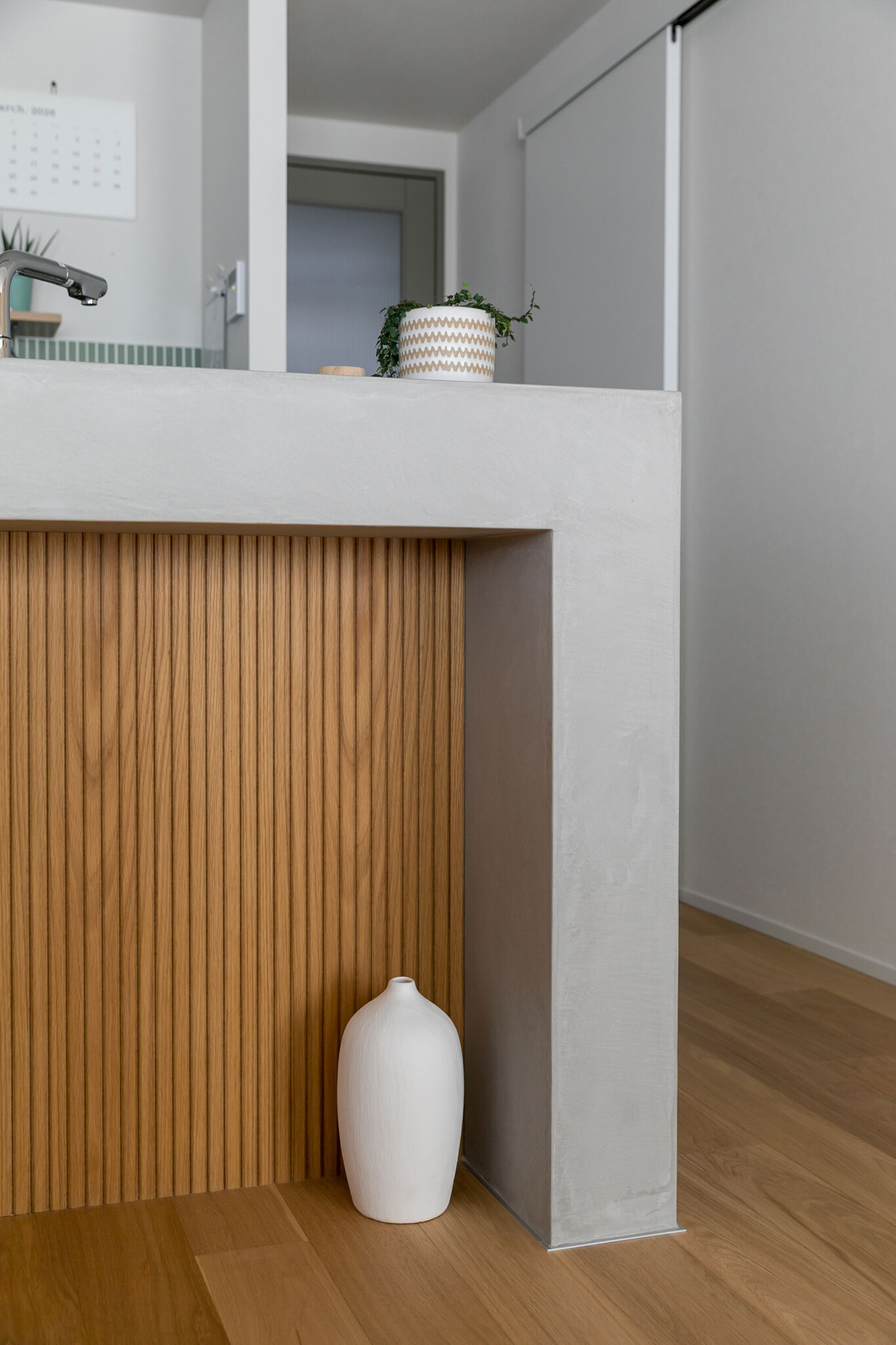モラートで作ったキッチンの腰壁に、オークのリブ材が暖かみを添える。