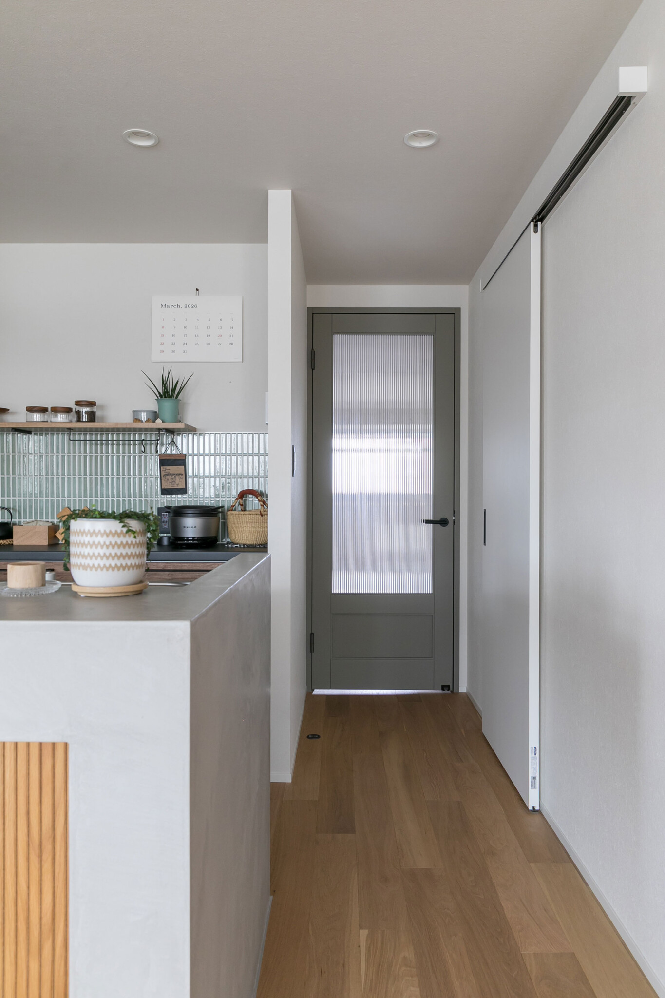 キッチンと廊下の天井にあった高低差をなくしフラットにしたことで、LDK全体がスッキリとした。