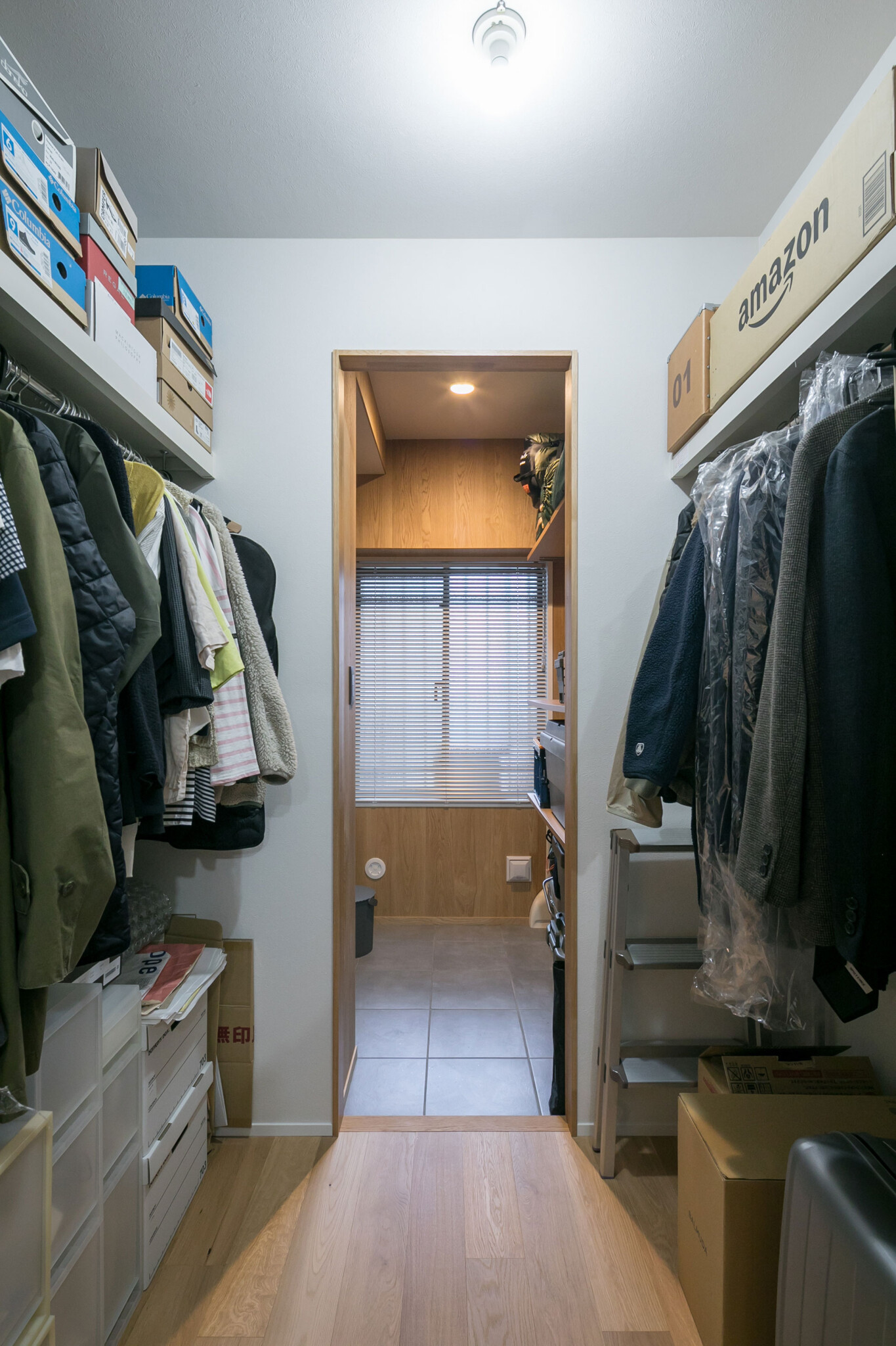 土間収納からウォークスロークローゼットへとアクセスできる。クローゼットの回遊動線は使い勝手だけでなく、空気を循環させる効果もある。