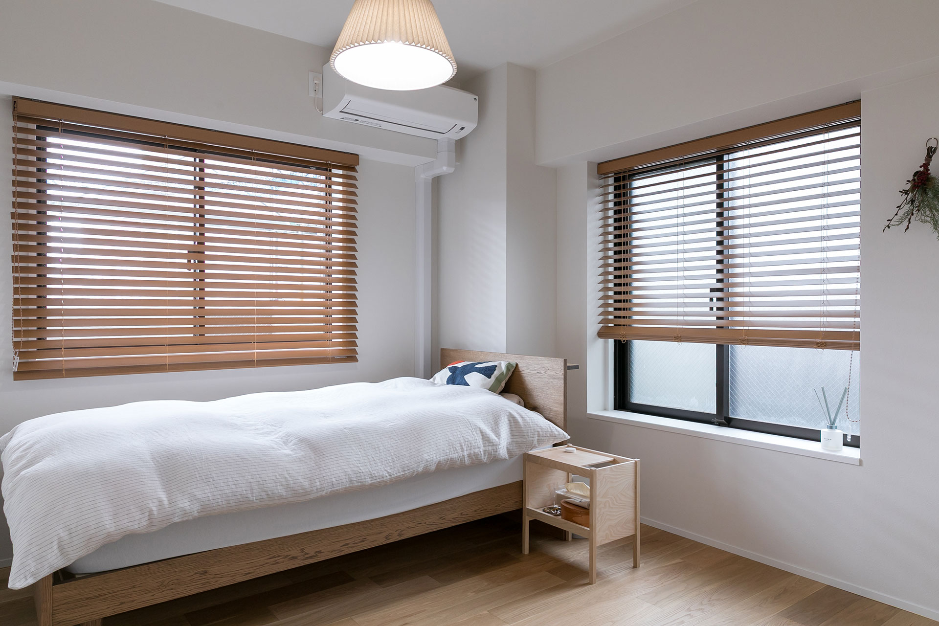 奥さまの寝室。左手にあるクローゼットを挟んで、ご主人の寝室がある。