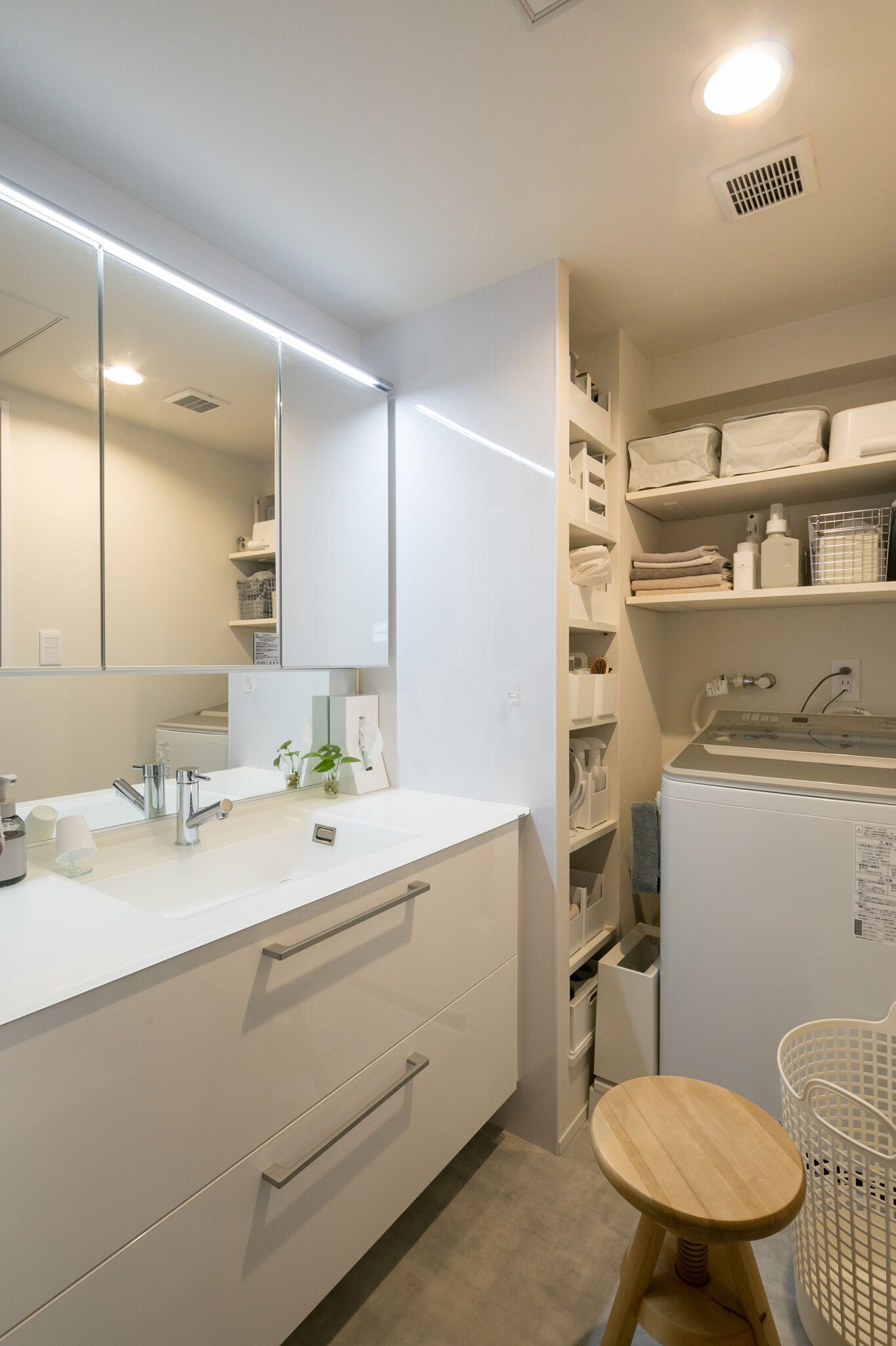 明るく清潔感あふれる洗面室。