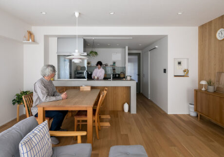 夫婦ふたりのこれからに寄り添うリノベーション暮らしやすさをかたちに。住まいの中心に収納空間を据える