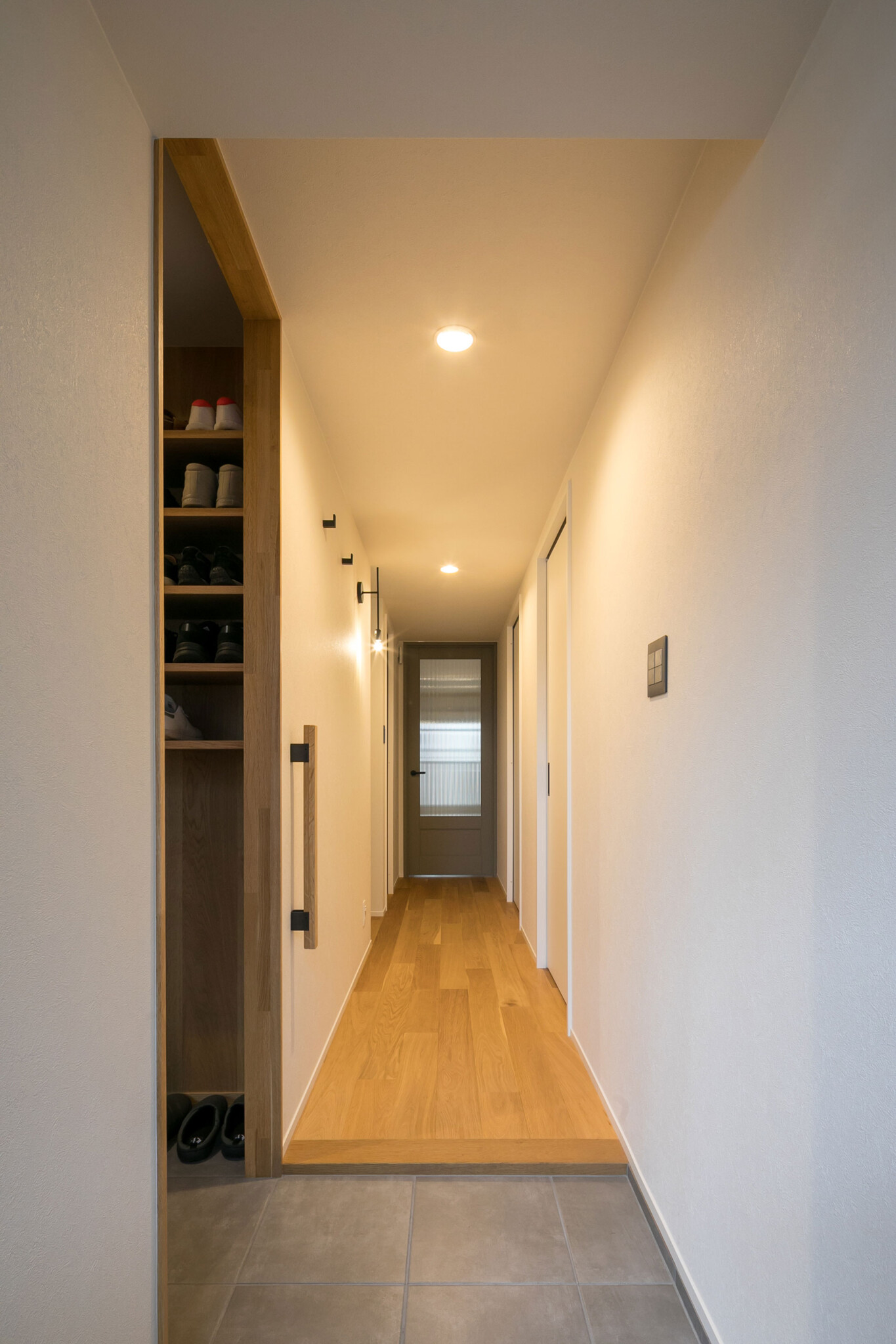 玄関から室内を見る。玄関を入ってすぐ左側に土間がある。