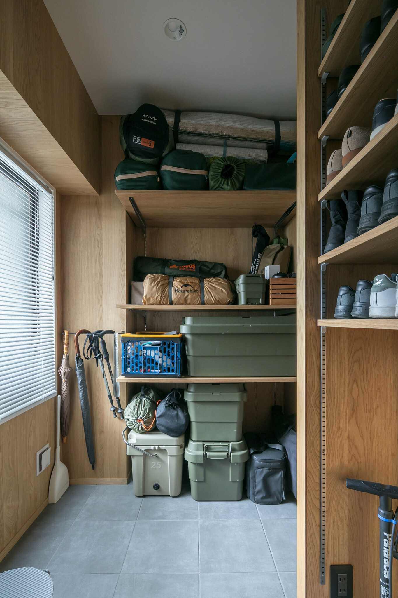 土間収納にはアウトドアグッズなどを収納している。