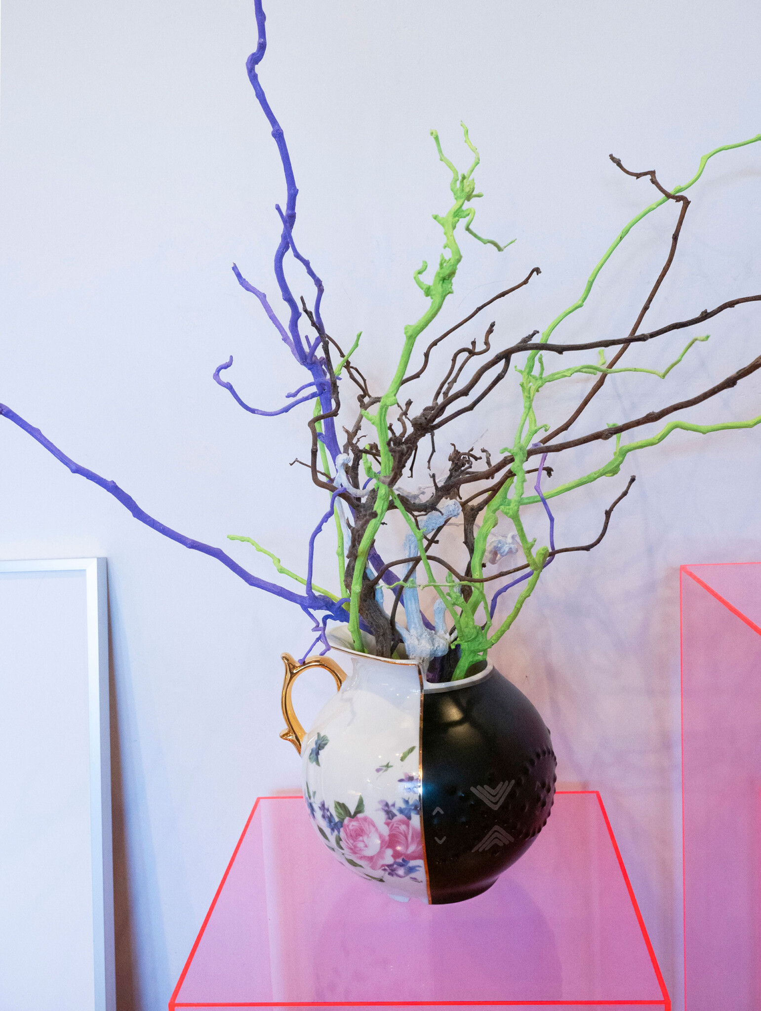 左右が異なるSLETTIの花瓶。「クリムトの絵やこの花瓶など、楽園と魔界を感じさせる組み合わせに惹かれます」