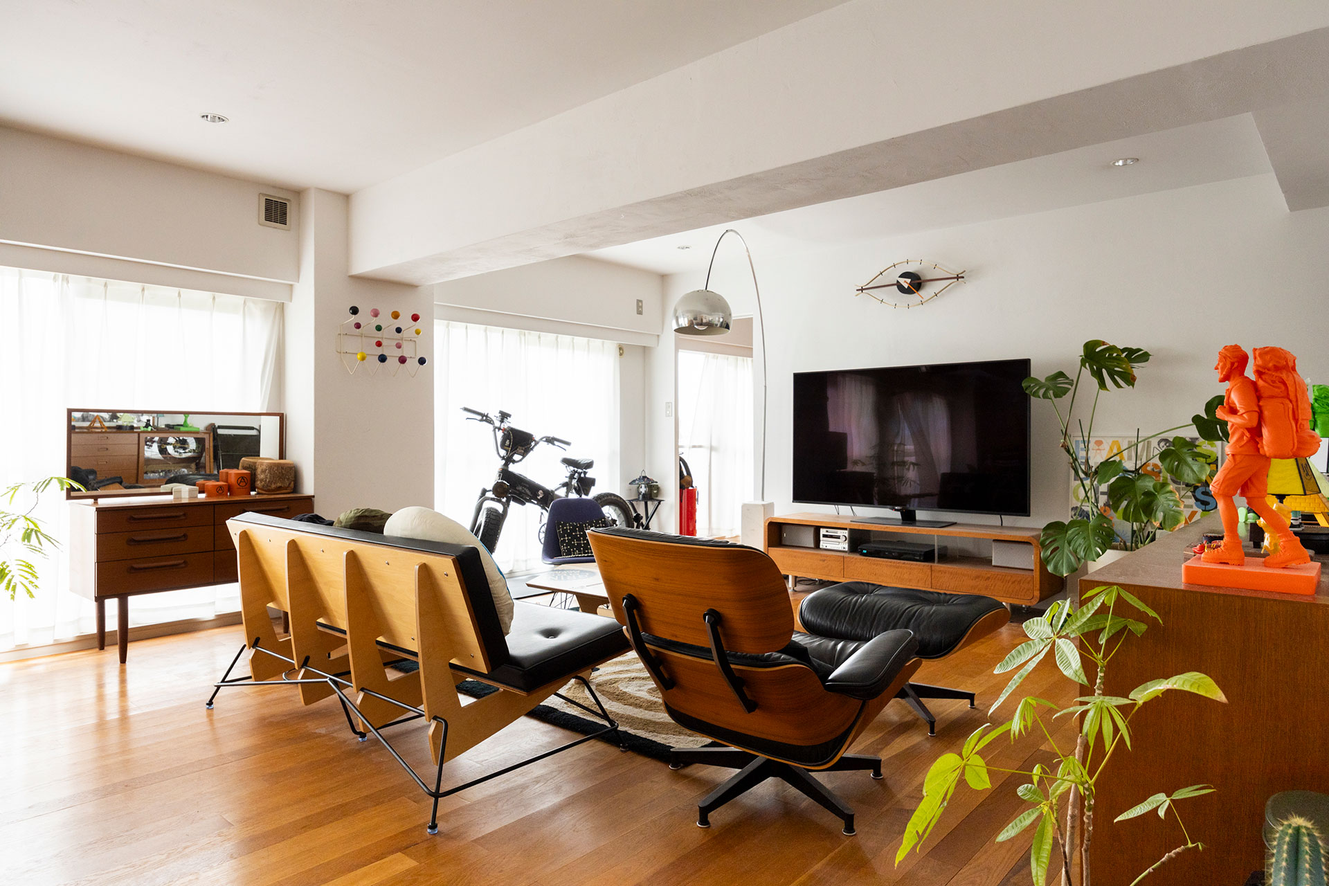 LDKの中央に、メインとなる家具をコーディネート。中央のソファは『MEISTER』の“MS 2 Sofa”。