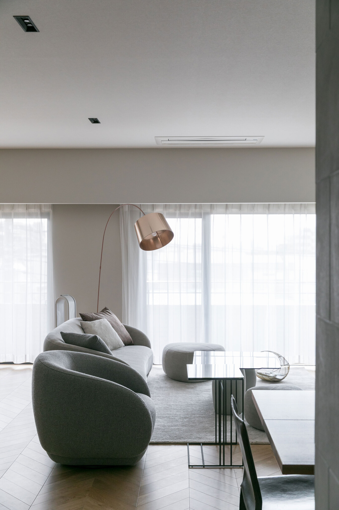 ソファセットは、 BoConcept のものを新たに購入。猫が爪とぎをしても傷がつきにくい素材を選んだという。リノベーション前から使っていたカーテンも、新しいインテリアに自然になじんでいる。