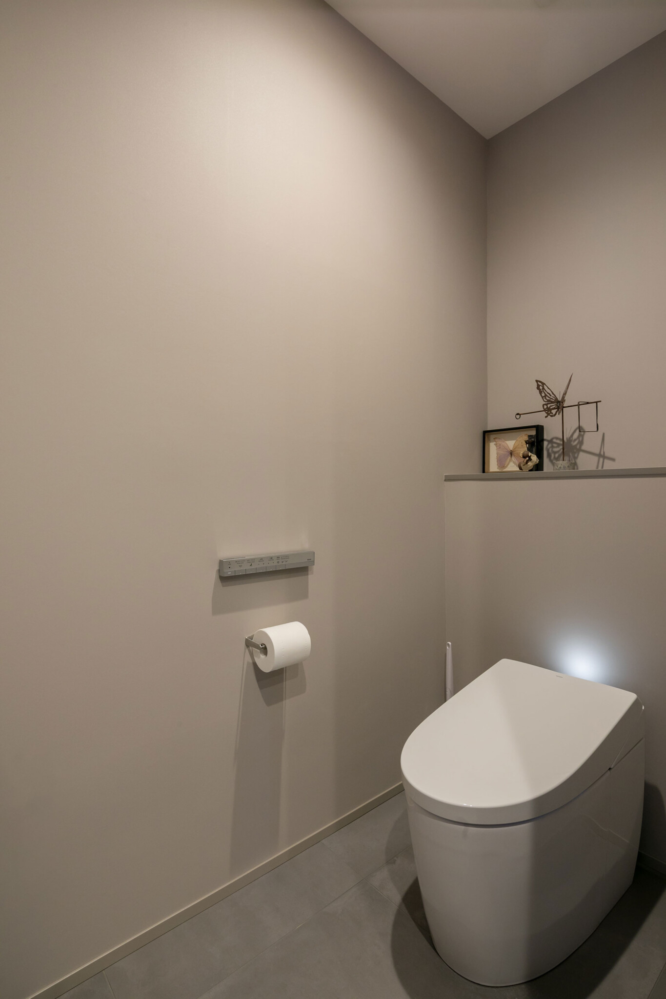 洗面台を挟んで、バスルームの反対側にシャワーブースとトイレを設けている。