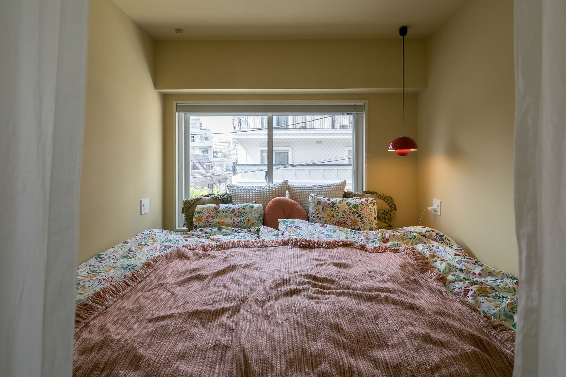 リビングの本棚の間を抜けると、部屋じゅうがフワフワのベッドルーム。