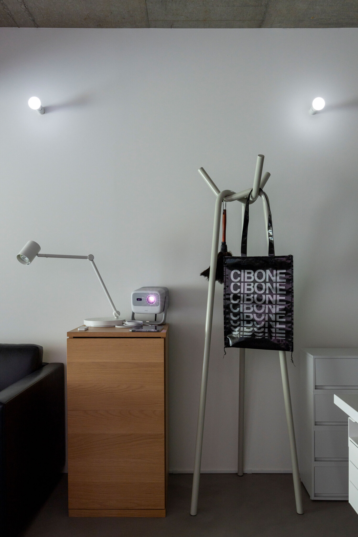 部屋の隅々までどこを見てもスタイリッシュで美しい。コートラックは『HAY』で購入。『CIBONE』のノベルティバッグをかけて。