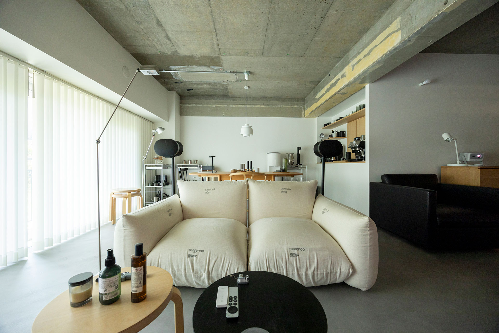 『arflex』の“MARENCO”ソファ横のスタンドライトは『LUMINA』の“DAFINE”。右の黒いソファは『Knoll』のヴィンテージ。メルカリなどでお宝を見つけることも。
