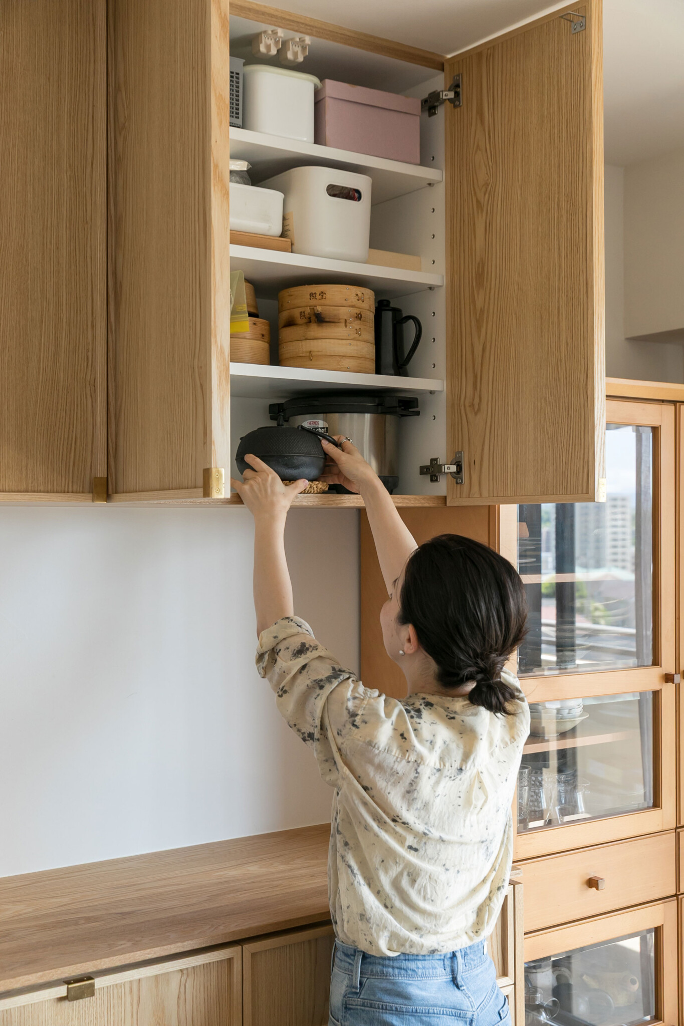 たくさんの食器や調理器具をすっきり収納できる背面収納。「必要なものがワンアクションで取れるので、本当にストレスがありません」と奥さま。