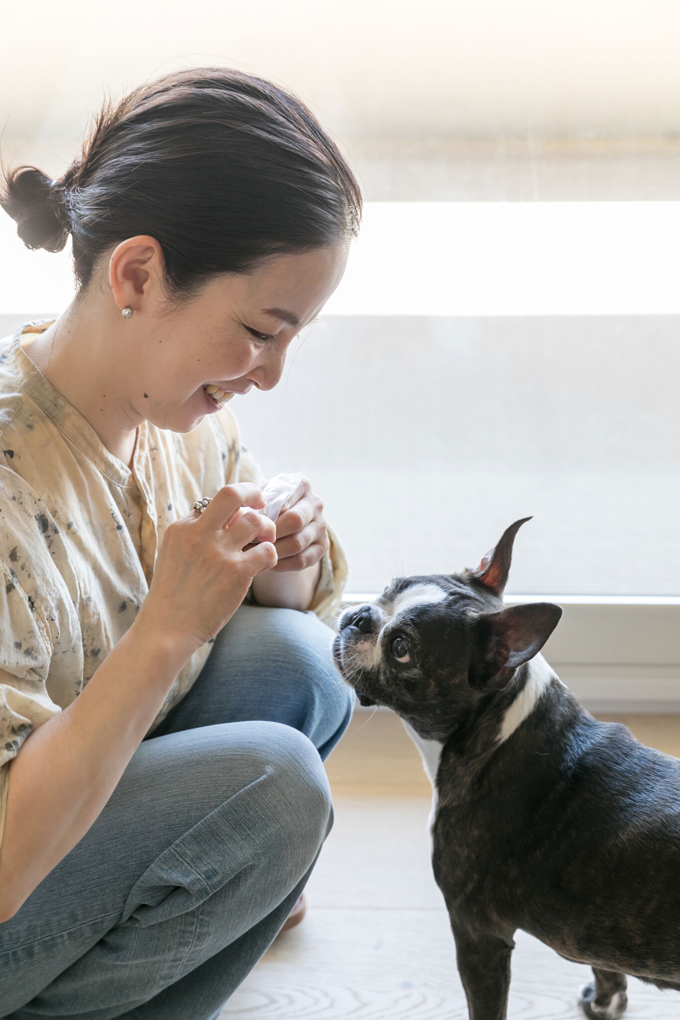 奥さまと愛犬・タルトちゃん。新しい住まいにもすぐになじみ、のびのびと毎日を過ごしているという。