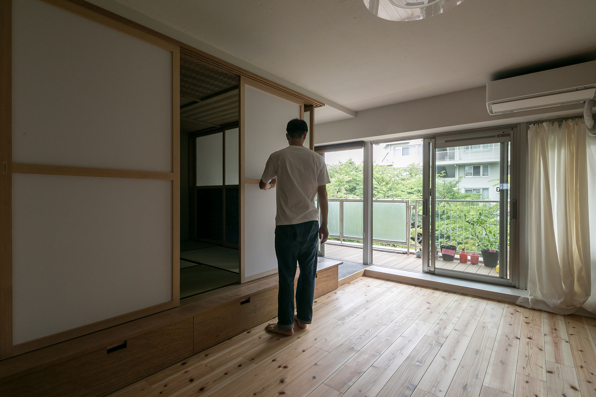 襖を閉めることで茶室が独立した空間になる。