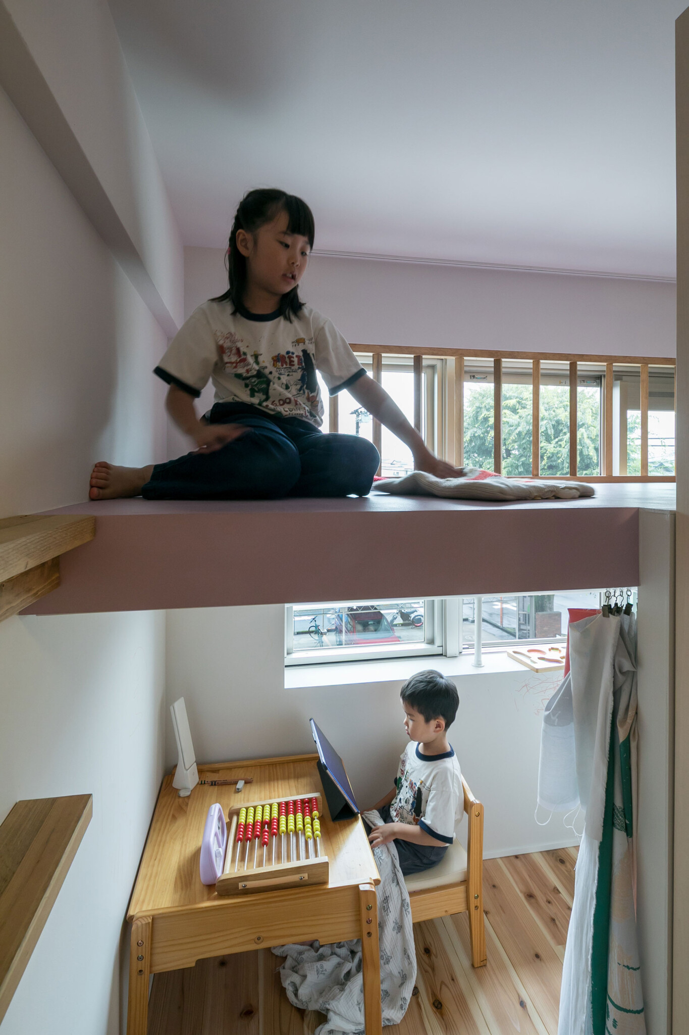 個室は上下２段に。写真左側の階段を使って登る。ピンクのフロアは家族でDIYでペイント。「個室は子どもたちが自由に使ってよい空間です。壁に絵を描いてもOKです」