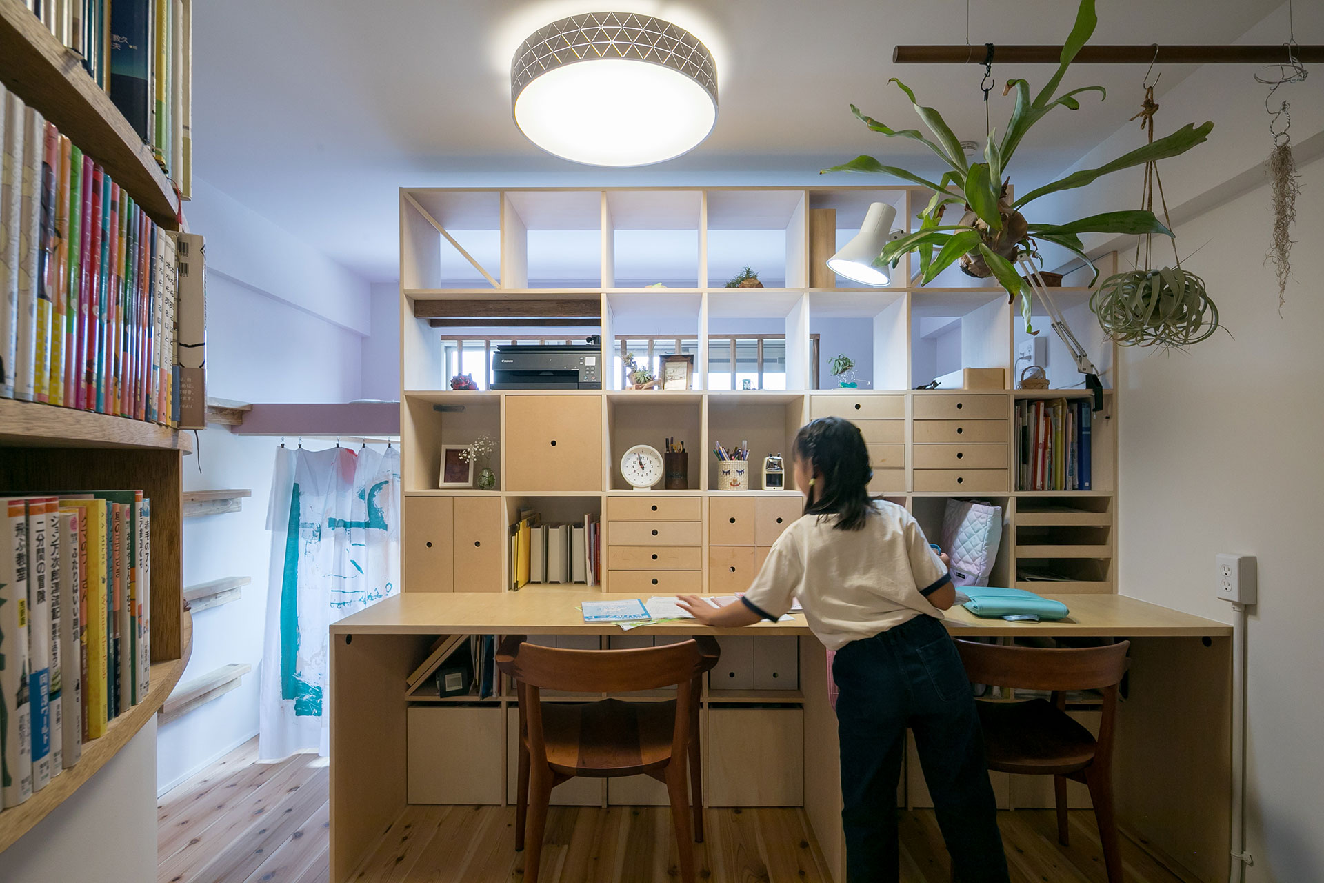 はなちゃんとあさひくんの机が並ぶ。本棚の後ろに、上下２段に分けた個室を作った。